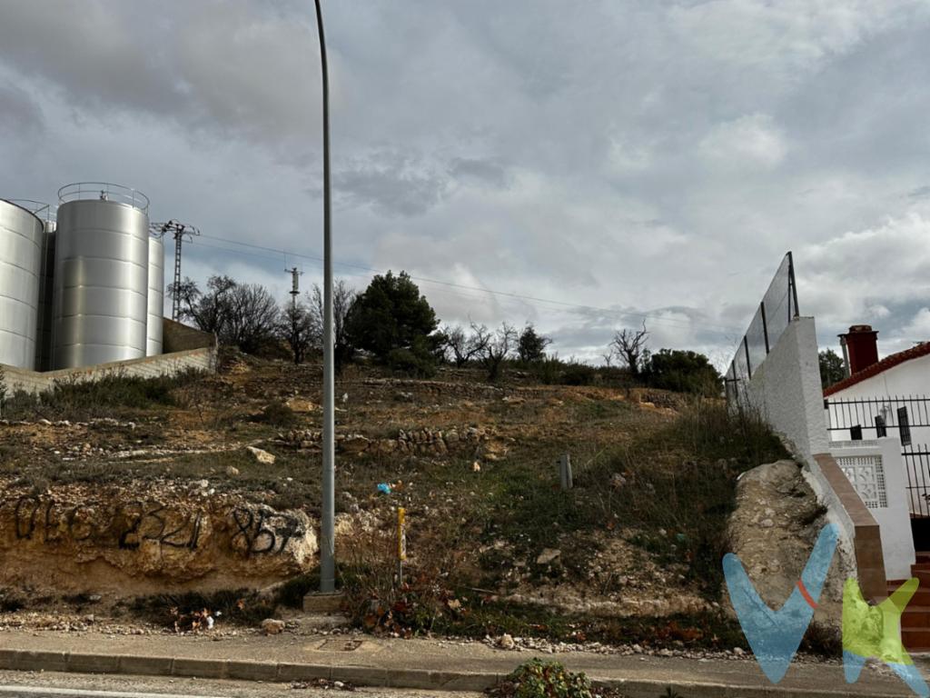 ¡Descubre la oportunidad perfecta para invertir en una finca llena de potencial! Situada en la pintoresca localidad de Venta del Moro, esta propiedad ofrece un entorno incomparable para aquellos que buscan tranquilidad y rentabilidad. Caracterizada por sus terrenos edificables, esta finca representa una inversión ideal para desarrollar el proyecto de tus sueños, ya sea una vivienda particular, un complejo turístico o un emprendimiento agrícola innovador.El acceso a servicios básicos está completamente garantizado, ya que la finca cuenta con un sistema de alcantarillado eficiente. Además, disfrutarás de excelentes conexiones de transporte, con una estación de tren cercana que facilita desplazamientos ágiles y cómodos a las principales ciudades de la región. También encontrarás una conveniente parada de autobús a pocos minutos, lo que asegura una comunicación fluida con el entorno urbano sin sacrificar la paz que ofrece este refugio rural.Uno de los grandes atractivos de esta propiedad es su extensa zona ajardinada. Este espacio se convierte en un oasis de serenidad, perfecto para disfrutar de agradables paseos matutinos o tardes al aire libre rodeado de naturaleza. El jardín no solo proporciona un ambiente encantador, sino que también abre un sinfín de posibilidades para la creación de áreas de recreo, huertos ecológicos o espacios de esparcimiento para el disfrute de toda la familia.Imagina tu vida en un entorno donde cada día comienza con el canto de los pájaros y el aroma fresco de la naturaleza. Este rincón en Venta del Moro es ideal para quienes buscan un cambio de ritmo sin alejarse demasiado de la civilización. La finca se encuentra ubicada en un lugar estratégico, combinando lo mejor del ambiente rural con las comodidades de las conexiones modernas.El potencial edificable del terreno te permite soñar a lo grande, ofreciendo diversas opciones para planificar y construir acorde a tus necesidades e intereses. La posibilidad de crear una vivienda única, adaptada a tus gustos y respetuosa con el entorno, se vuelve tangible en este espacio lleno de posibilidades.No dejes pasar esta ocasión única de adquirir una finca con tantas características ventajosas. Su ubicación privilegiada, su vasto terreno listo para ser edificado, y su acceso a servicios esenciales hacen de esta propiedad una oferta inmejorable en el mercado. Tanto si buscas una inversión sólida como un lugar especial donde establecer tu hogar, esta finca en Venta del Moro es la opción ideal.En definitiva, te invitamos a visitar esta propiedad para que puedas valorar personalmente todo lo que tiene para ofrecer. Ven y descubre cómo puede transformarse en el espacio que siempre has deseado. No esperes más y contacta con nosotros para organizar una visita; estamos seguros de que te enamorarás de este magnífico lugar. La finca de tus sueños en Venta del Moro está a un paso de convertirse en realidad.VENTA: PVP 59.900  . Gastos e impuestos no incluidos en el precio. La compra conlleva impuestos y gastos de formalización para el comprador. A título orientativo se informa que en segundas transmisiones el  ITP  con carácter general en  Valencia  es del 9 %, pudiendo existir otros tipos impositivos atendiendo a  las circunstancias  personales del comprador u otras circunstancias previstas legalmente. Base imponible del impuesto el mayor valor entre el precio de compraventa, la tasación o el valor de referencia catastral. En cuanto a los gastos de  notaría y registro, en su caso,  suelen oscilar aprox; entre 1,5% y 2,5% (aranceles variables según precio, n.º de copias y complejidad). El comprador elige notario. Si el comprador precisase de  hipoteca: tasación, condiciones y costes bancarios serán según entidad elegida por el comprador, así como los gastos de gestoría, y cualesquiera otros gastos inherentes a la formalización de la compraventa que legalmente correspondan a la parte compradora, salvo pacto expreso en contrario con el vendedor. El consumidor tiene,  conforme a la normativa vigente, a su disposición información y documentación adicional relativa al inmueble y condiciones de la compraventa, que podrá ser consultada en Carretera Vilamarxant 116 bajo 46190 Riba-roja de Túria Valencia . Honorarios de mediación inmobiliaria a cargo del  COMPRADOR: (3% del precio final de venta más IVA (21%), salvo otro pacto.); y  de VENDEDOR (según acuerdo con el mismo).  Se informa al consumidor que la agencia actúa como intermediaria inmobiliaria en la operación, estando cualquier eventual compraventa y sus condiciones sujeta a la aceptación expresa del propietario-vendedor y a la posterior formalización del correspondiente contrato.Agencia Registrada con número de RAICC 0996.    