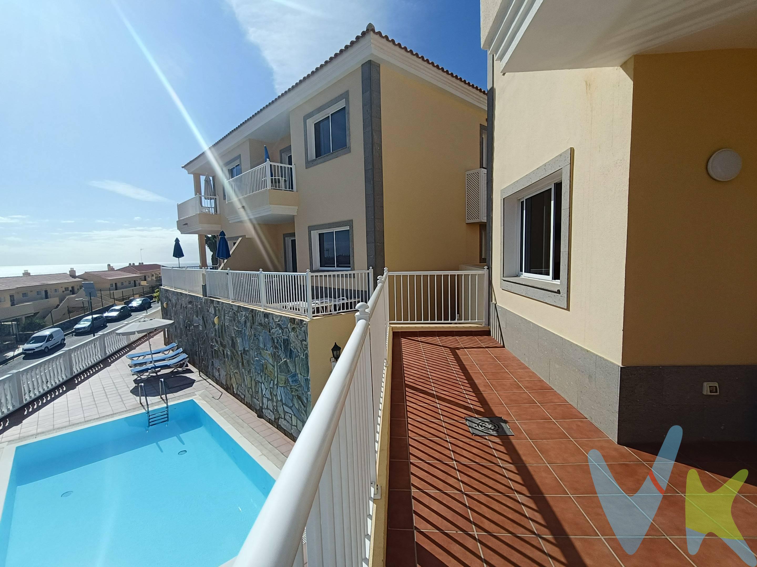 Se ofrece este espacioso apartamento de dos dormitorios, en excelente estado, situado en la muy demandada zona de Loma Dos, en Arguineguín. La vivienda cuenta con un dormitorio principal doble con vistas al mar y aire acondicionado, y un segundo dormitorio individual. Dispone de un baño completo con ducha y ventana, que aporta ventilación y luz natural. La cocina de estilo americano, con barra, se integra perfectamente con el salón amueblado, equipado con sofá cama y aire acondicionado. Desde el salón se accede a una amplia terraza con bonitas vistas al mar, ideal para disfrutar del clima y del entorno. El apartamento dispone de aire acondicionado y se vende completamente amueblado y listo para entrar a vivir. Existe además la opción de adquirir una plaza de garaje en el mismo complejo. La propiedad forma parte de un pequeño complejo vallado, que ofrece piscina comunitaria, solárium y zona de descanso. Una excelente oportunidad tanto como residencia habitual, inversión para alquiler o casa de invierno bajo el sol.