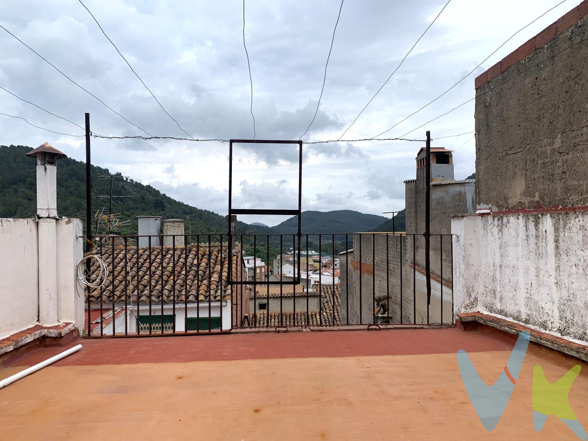 ¡Oportunidad de inversión única en una ubicación privilegiada, el corazón de la Sierra Espadán!. Presentamos un conjunto de dos viviendas completamente amuebladas, ideales para quienes buscan comodidad, funcionalidad y potencial de rentabilidad. La vivienda de la primera planta, de 70m2 cuenta con tres habitaciones espaciosas, un baño equipado, un acogedor salón-comedor y una cocina completa. La vivienda de la segunda planta, también de 70m2 cuenta con dos habitaciones espaciosas, un baño equipado, un acogedor salón-comedor y una cocina completa. Ambas viviendas son perfectas para vivir o alquilar. . Además, el edificio incluye un amplio garaje en la planta baja de 16m2, ofreciendo comodidad y seguridad para vehículos y en la última planta, una terraza de 28m2 y una buhardilla de 42m2, perfecta para crear un espacio de oficina, estudio, otro dormitorio o zona de ocio, dependiendo de sus necesidades. . Esta inversión combina la versatilidad de viviendas independientes con la conveniencia de servicios adicionales, en una ubicación estratégica que garantiza alta demanda. ¡No pierda la oportunidad de adquirir un activo con gran potencial! Contáctenos para más información y concertar una visita. Los Impuestos, gastos de notaría, registro de la propiedad y honorarios de inmobiliaria no incluidos en el precio publicado. INMUEBLE CERTIFICADO DESDE ASICVAL (Asoc. Inmobiliarias Com. Valenciana) POR CASATUYA (Agente Certificador Homologado). Los inmuebles se encuentran en Eslida, un encantador municipio situado en la provincia de Castellón, en la Comunidad Valenciana, con una población de aproximadamente 1.200 habitantes. Eslida destaca por su belleza natural y su entorno rural, ofreciendo un entorno tranquilo y pintoresco. Está bien comunicado y ubicado a poca distancia de las principales ciudades de la provincia. Se encuentra a unos 25 km de Castellón de la Plana y a aproximadamente 70 km de Valencia. Cuenta con fácil acceso a las vías principales: la CV-10, la N-340, la autopista AP-7 y la CV-18, que conectan Eslida con otras localidades y regiones. Además, dispone de carreteras secundarias que unen el municipio con las localidades cercanas, facilitando la movilidad en la zona. En cuanto a los servicios de transporte, en Eslida se pueden encontrar paradas de autobús que conectan con las localidades cercanas, y servicios de taxi disponibles para facilitar desplazamientos dentro y fuera del municipio.