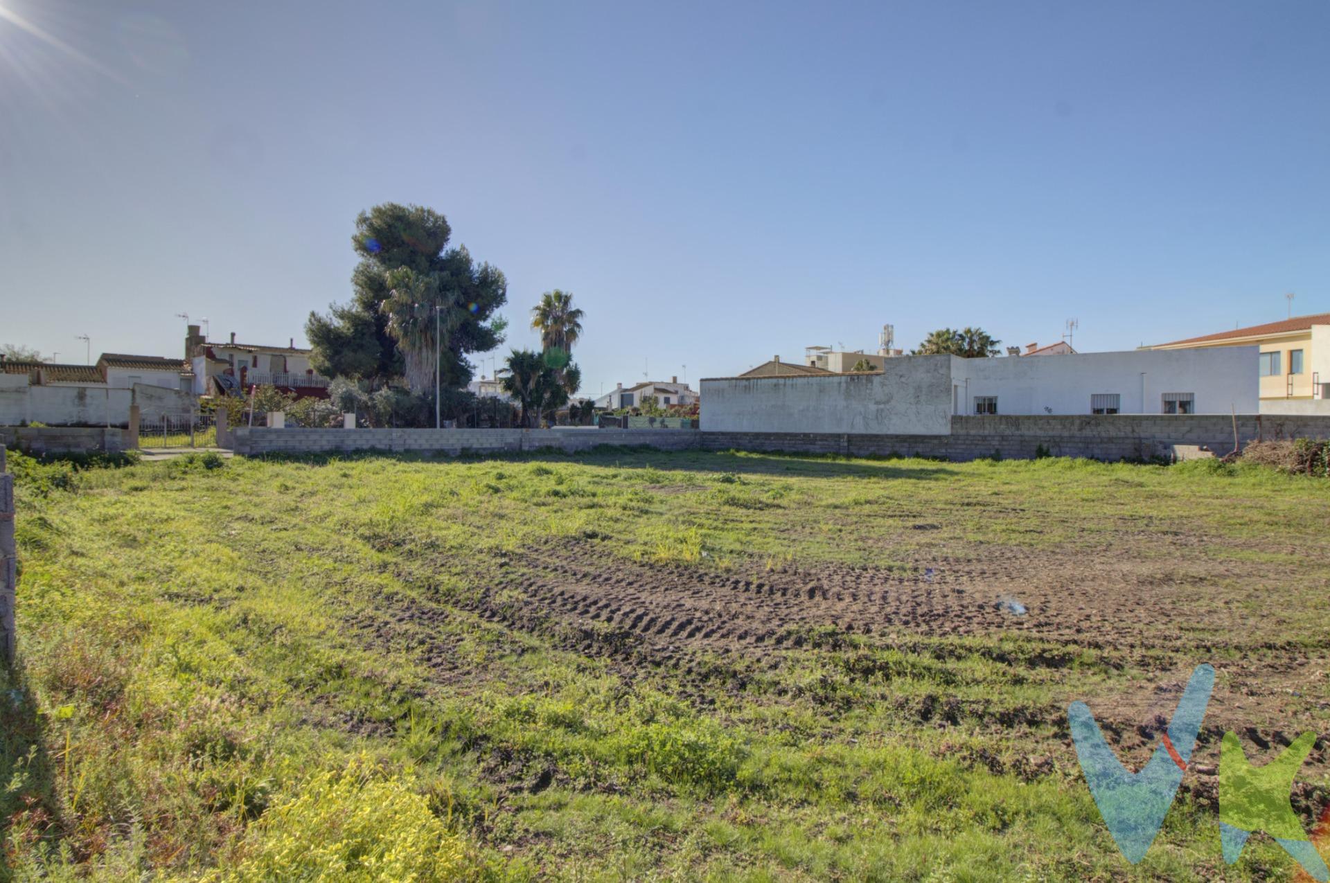 Descubre este magnífico solar de aproximadamente 313 m2 , enclavado en el casco antiguo de la playa de Almenara, a tan solo un minuto de la orilla . Se trata de un solar urbano, la base perfecta para desarrollar el proyecto que siempre has soñado en una ubicación inmejorable. ¡Una inversión excepcional en una zona vibrante y en constante crecimiento! La medición y el precio son aproximados a falta de  medición por un técnico competente. Los impuestos, gastos de notaría, registro y honorarios de agencia no están incluidos en el precio de venta. INMOBILIARIA QUASABLANQUA está inscrita en el Registro de Agentes de Intermediación Inmobiliaria de la Comunidad Valenciana RAICV. El barrio marítimo de Almenara, conocido como Casablanca, tiene una playa galardonada con Bandera Azul y todos los servicios para vivir todo el año, como farmacia, supermercado, restaurantes y centro de salud. A solo cuatro kilómetros, el pueblo de Almenara ofrece más servicios, incluyendo escuelas y tiendas. Todos los domingos, un mercado ambulante se instala en el paseo marítimo, que recorre los tres kilómetros y medio de playa compuesta por grava y arena dorada, con acceso para personas con movilidad reducida. Durante el verano, se celebran ferias comerciales, gastronómicas y actividades deportivas. Almenara, bien comunicada con Valencia y Castellón, se sitúa en la falda de la montaña del castillo, rodeada de campos de naranjos. . . . . 