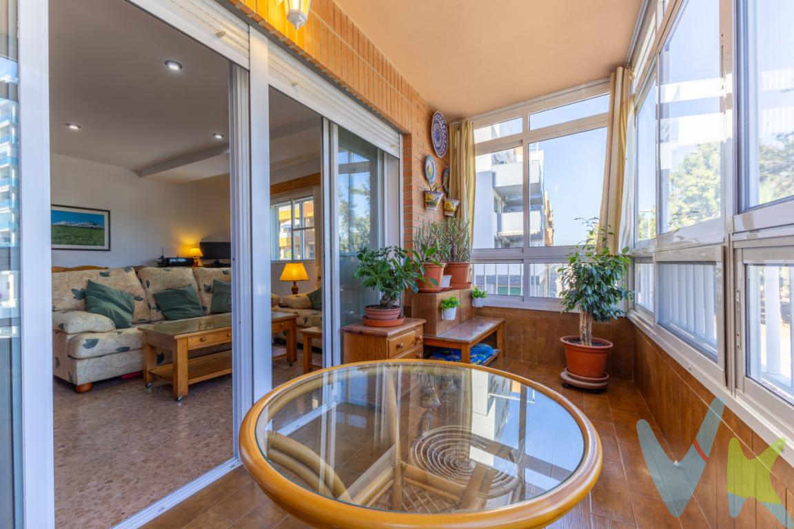 A un paso del mar con 3 habitaciones, terraza y garaje en Puerto de Sagunto.Si estás buscando una vivienda amplia, luminosa, cómoda y situada muy cerca del mar, esta propiedad en la zona playa de Puerto de Sagunto puede ser justo lo que estabas esperando.Una vivienda de aproximadamente 105 m², ubicada en un edificio con ascensor, que destaca por su buena distribución, sus estancias exteriores y la comodidad de disponer de plaza de garaje, un importante valor añadido en una zona tan próxima a la playa.Su ubicación permite disfrutar de la cercanía al Mediterráneo y de todo lo que ofrece vivir en la zona playa, convirtiéndola en una excelente opción tanto como vivienda habitual como para quienes buscan una segunda residencia cerca del mar.Nada más acceder a la vivienda encontramos una distribución cómoda y funcional que diferencia perfectamente la zona de día de la zona destinada al descanso.El salón-comedor, de aproximadamente 22,5 m², es uno de los espacios protagonistas de la vivienda.Su amplitud permite crear diferentes ambientes, con una zona de descanso con sofá y televisión y otra destinada al comedor.Además, desde el salón tenemos acceso directo a una agradable terraza de aproximadamente 6,7 m², un espacio exterior perfecto para colocar una mesa y unas sillas, desayunar al aire libre, disfrutar de una comida o simplemente relajarse y aprovechar el agradable clima mediterráneo.La vivienda dispone de cocina independiente, ofreciendo un espacio cómodo y diferenciado para cocinar y organizar el día a día.Además, cuenta con galería/lavandería independiente, una estancia especialmente práctica para ubicar la lavadora, organizar los productos de limpieza y disponer de un espacio auxiliar sin restar metros a la cocina.La zona de descanso cuenta con 3 habitaciones, una distribución ideal para familias, parejas que necesitan espacio adicional o personas que trabajan desde casa.Las habitaciones ofrecen diferentes posibilidades, pudiendo destinar alguna de ellas a dormitorio infantil, habitación de invitados, despacho, zona de estudio o incluso vestidor, dependiendo de las necesidades de sus futuros propietarios.La vivienda dispone además de 4 armarios empotrados, uno en cada habitación y otro situado en el pasillo, proporcionando una excelente capacidad de almacenamiento y ayudando a mantener las diferentes estancias perfectamente organizadas.Otro de sus puntos fuertes es que cuenta con 2 baños completos, aportando comodidad en el día a día, especialmente cuando viven varias personas en la vivienda.Entre sus características encontramos ventanas Climalit con mosquiteras, que aportan aislamiento y comodidad, así como suelo de terrazo, práctico y resistente.La vivienda cuenta con orientación norte/este y disfruta de vistas amplias, proporcionando una agradable sensación de apertura y luminosidad.El edificio dispone de ascensor, facilitando el acceso a la vivienda y aportando una mayor comodidad para el día a día.Y para completar la propiedad, se incluye plaza de garaje, evitando tener que buscar aparcamiento en la calle y proporcionando una comodidad especialmente valorada en la zona playa durante los meses de mayor afluencia.La ubicación es, sin duda, otro de sus grandes atractivos.Situada en la zona playa de Puerto de Sagunto y muy cerca del mar, permite disfrutar de la playa y del entorno marítimo a pocos minutos de casa, sin renunciar a disponer de los servicios necesarios para el día a día.Una ubicación perfecta para quienes quieren acercarse al mar dando un paseo, disfrutar de las tardes junto a la playa o simplemente vivir durante todo el año en una de las zonas más demandadas de Puerto de Sagunto.En definitiva, una vivienda que reúne muchas de las características más buscadas: aproximadamente 105 m², 3 habitaciones, 2 baños, cocina independiente, galería/lavandería, terraza, 4 armarios empotrados, ascensor y plaza de garaje, todo ello en una excelente ubicación muy próxima al mar.Una propiedad con espacio y comodidad para convertirse en tu próximo hogar y disfrutar de la cercanía al Mediterráneo.Calificación energética: E.Contacta con nosotros para solicitar más información o concertar una visita.¡Ven a conocerla y descubre todo lo que puede ofrecerte esta vivienda junto al mar!.REF: 4712.
