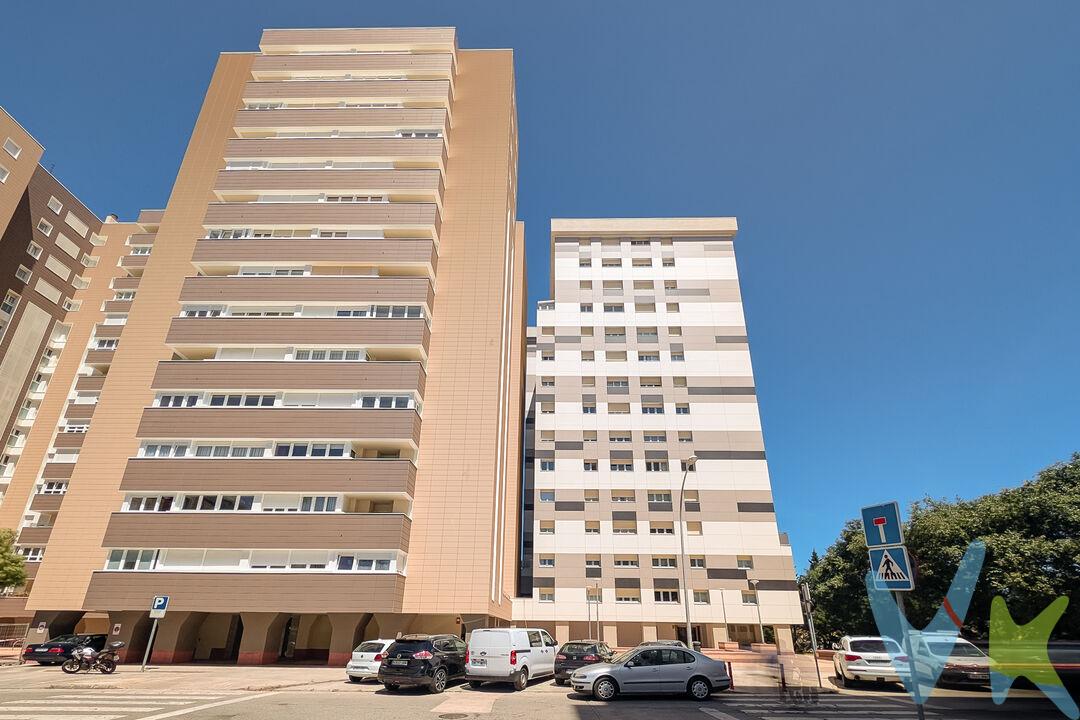 Piso en venta en Barañáin con garaje
Se vende estupendo piso en Barañáin, ideal para familias o como inversión. La vivienda dispone de tres amplias habitaciones, un baño completo, cocina independiente con práctica despensa y un luminoso salón.
Destaca por su buena altura, que aporta mayor privacidad, tranquilidad y abundante luz natural durante todo el día, así como por su excelente orientación, que garantiza una agradable luminosidad y confort en todas las estancias.
Además, la propiedad incluye plaza de garaje, un valor añadido que aporta comodidad y facilidad de aparcamiento.
Ubicado en una zona bien comunicada, con todos los servicios necesarios a su alcance: transporte público, comercios, centros educativos, zonas verdes y espacios de ocio.
Una excelente oportunidad para disfrutar de una vivienda cómoda, luminosa y bien situada en Barañáin. ¡No dude en solicitar más información o concertar una visita!
INFORMACIÓN LEGAL
▪ Información meramente orientativa, sin carácter contractual.
▪ Superficies y características aproximadas, con finalidad descriptiva.
▪ En el precio de venta están incluidos los honorarios de la agencia inmobiliaria, que serán asumidos por la parte vendedora.
▪ El precio indicado no incluye los gastos e impuestos derivados de la compraventa a cargo del comprador (Notaría, Registro de la Propiedad, I.T.P., A.J.D. o I.V.A., según corresponda), ni otros posibles gastos asociados.
▪ El inmueble se transmite sin mobiliario ni otros enseres, salvo que se indique expresamente lo contrario.
 
A modo orientativo en Navarra:
▪ Notaría y Registro: 1%–1,5%.
▪ ITP: tipo general 6% (con posibles bonificaciones).
▪ AJD: aprox. 0,5%–1%.
 