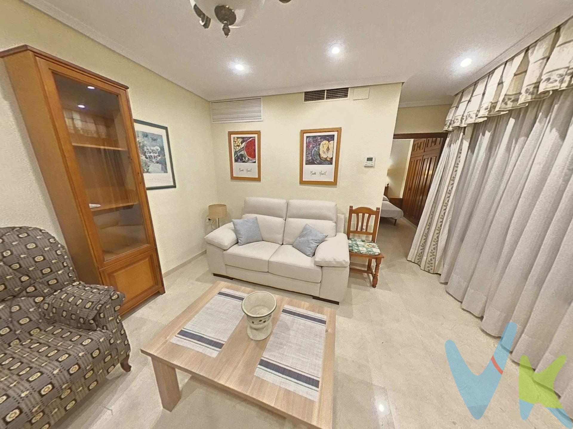 Si buscas un apartamento 🏬 en pleno centro, éste reúne comodidad, tranquilidad y estilo . 📍Ubicación inmejorable: Junto a la Plaza de las Tendillas. Es interior y eso te proporciona el poder vivir en una zona muy concurrida pero sin las molestias del jaleo y algarabía una vez que entramos en nuestro hogar y podemos disfrutar del silencio y la desconexión. 🛏 1 dormitorio amplio con armario empotrado. 🛁 1 baño cómodo y funcional. 🛋 Salón acogedor . 👩🏼‍🍳 Cocina independiente equipada. ❄ Máquina de frío/calor centralizada, para mayor confortabilidad . 🏗 Primera planta con ascensor y acceso PMR . 🏛Suelos de mármol . 🛋 Se queda amueblado. Ideal para vivir o invertir. 📲 ¿ Lo vemos? ¡Llámanos!. El comprador tendrá un coste adicional de un 2% más IVA del precio de venta final, por el servicio de gestión, asesoramiento y formalización del proceso de compra. Este importe no está incluido en el precio publicado en venta. INFORMACIÓN ADICIONAL. Para cumplir con la normativa vigente tenemos a disposición del cliente el Documento de Información Abreviada D. I. A. Los precios indicados pueden sufrir alteraciones sin previo aviso. Los GASTOS DE LA COMPRA serán según ley (Notaria, Registro e Impuestos) y no están incluidos en el precio señalado. 