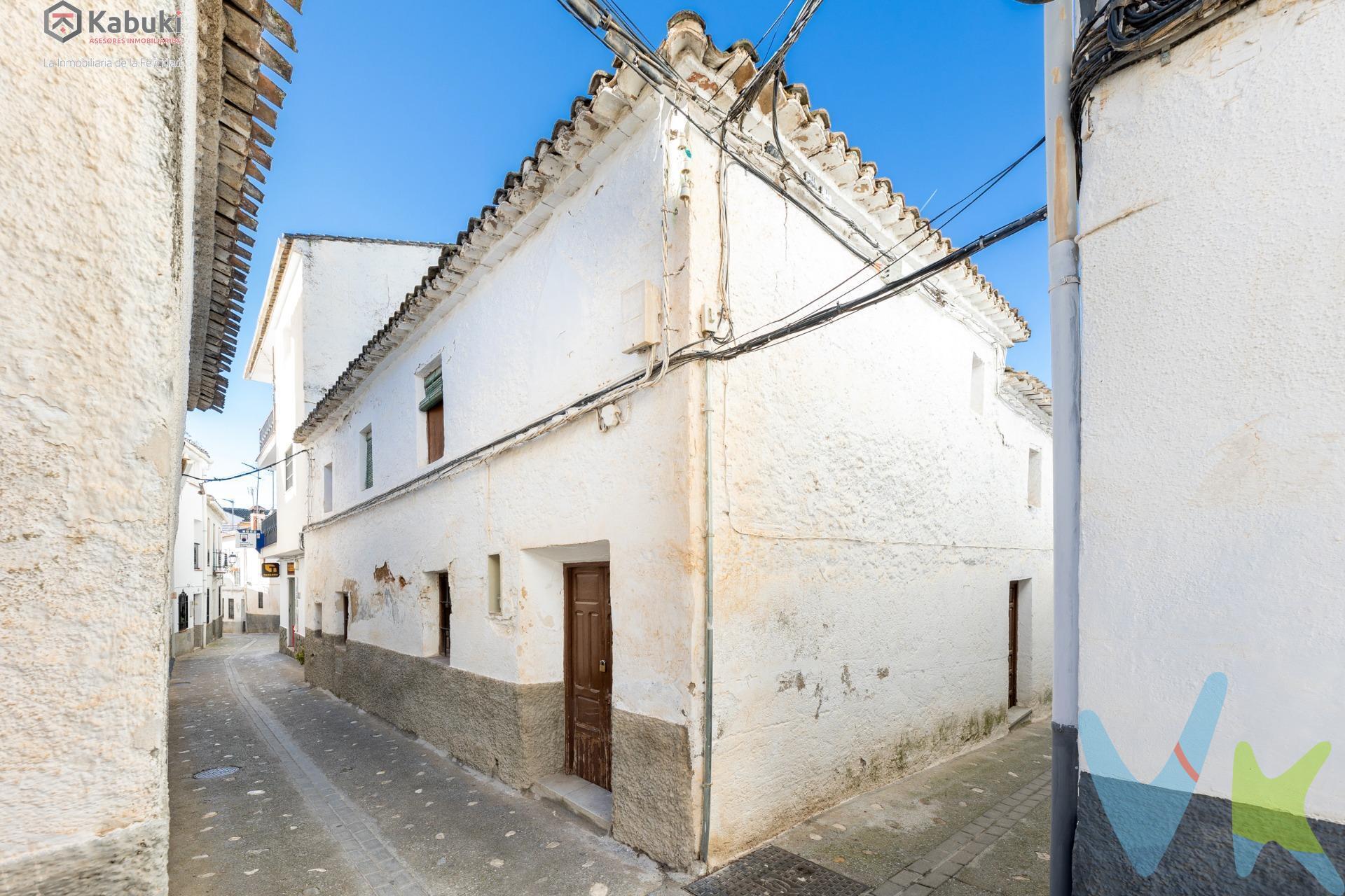 Encantadora casa en venta en Huétor Santillán! . Presentamos una casa con todo el encanto de las casas de pueblo, ubicada en una esquina con dos calles, ofreciendo una excelente oportunidad para reformarla desde cero personalizándola a su gusto. Esta propiedad cuenta con la posibilidad de hacer cochera, algo que en el centro del pueblo es un extra a valorar y también tiene la posibilidad de sacar dos casas independientes, brindando flexibilidad y potencial de inversión. . Situada al lado de la plaza del ayuntamiento, en el corazón del pueblo, esta casa tiene todos los servicios a mano, lo que la convierte en una opción ideal para quienes buscan la comodidad y tranquilidad de vivir en un pueblo pero con la ventaja de estar a tan solo 15 minutos de Granada. ¡No dejes pasar esta oportunidad única de crear el hogar de tus sueños en una ubicación inmejorable!. *** El PVP indicado no incluye impuestos ni gastos de Escritura. Honorarios de agencia no incluidos. *** Las superficies expresadas en esta página tienen carácter descriptivo y son aproximadas. Los precios pueden ser susceptibles de modificación sin previo aviso.