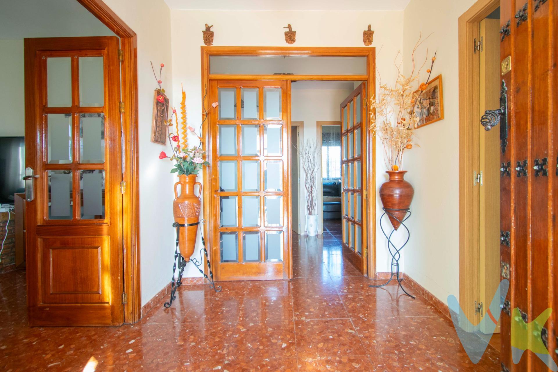 Vivienda en venta en Mairena del Alcor, Urbanización Los Olivos, a tan solo 35 km de la capital en coche. Chalet rústico de 220 m2 construidos y 4.000 m2 de parcela. Se compone de 4 dormitorios, 2 baños completos, cocina independiente amueblada y equipada, terraza de 20 m2, plaza de garaje, trastero, jardín y piscina privados y zona deportiva. . La vivienda cuenta con dos armarios empotrados, puertas de sapeli, suelos de terrazo (y de gres en la cocina), y 4 splits de aire acondicionado frío/calor. Todas las estancias se encuentran en una única planta, lo que facilita su accesibilidad a todas ellas. Además, cuenta con una nave de 90 m2 a modo de salón de ocio con aseo independiente, cocina y chimenea. Hogar perfecto para una gran familia. Llámenos sin compromiso para concertar una visita. Estaremos encantados de atenderle. SE VENDE SIN AMUEBLAR. Informamos a nuestros clientes que el precio de venta no incluye lo siguiente: Honorarios de la agencia inmobiliaria, Impuestos (I.T.P., I.V.A. o A.J.D., en su caso) ni otros gastos de la compraventa (gastos de Registro de la Propiedad, Notaría, Gestoría ni de posible Financiación). Documento F.I.S. a disposición del consumidor según Decreto 218/2005 Junta de Andalucía.