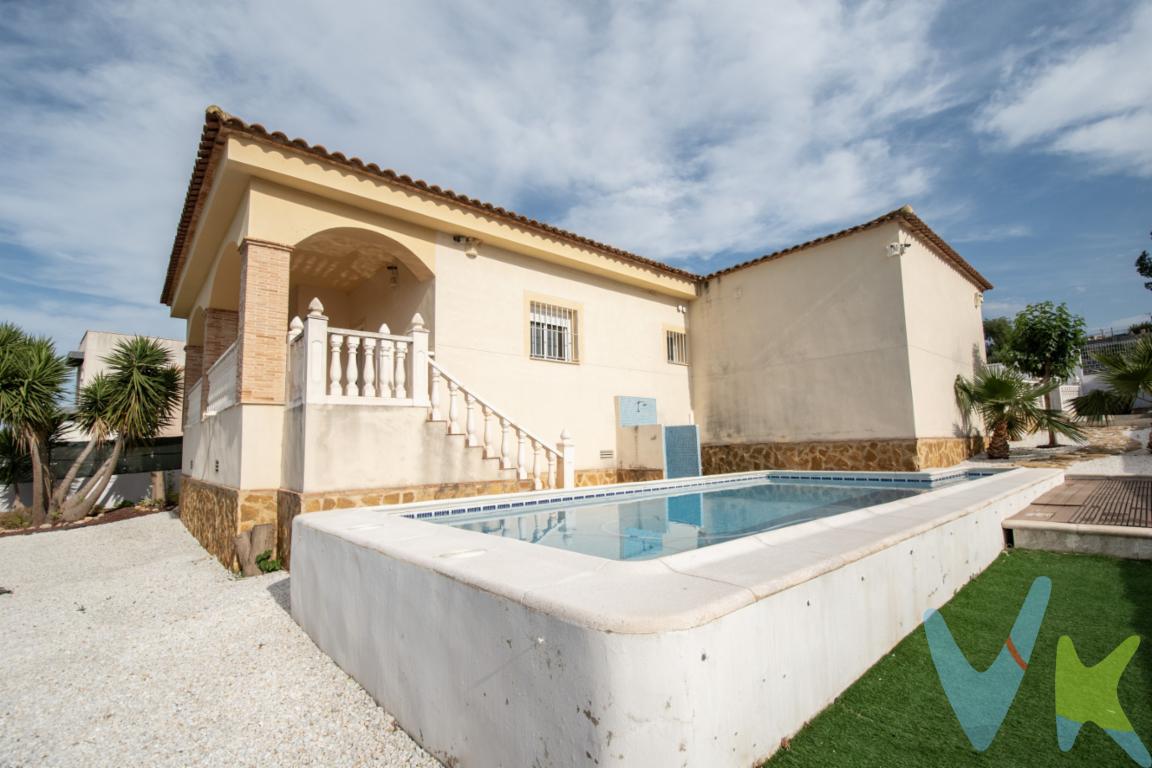 Te presentamos esta joya completamente urbana en plena urbanización de Balcón de Montroy. Nada más entrar nos encontramos con una magnífica terraza con unas vistas impresionantes a la montaña. Desde ésta accedemos a la entrada de la vivienda perfectamente diferenciada la zona de día y de noche. Amplia cocina con acceso también al garaje, gran salón-comedor para que puedas invitar a toda l@s amig@s y familiares. 3 habitaciones dobles , 2 baños completos, (uno de ellos in suite). Por si no tenías bastante con la terraza de la entrada orientada al sur, también dispone de otra magnífica terraza orientada al norte, ¡podrás elegir cuál disfrutaréis en cualquier época del año! No tenéis excusas para no disfrutar del amanecer y atardecer mientras te deleitas con unas magníficas vistas a la montaña. Viene el veranito y el solecito 🌞 y ¿ qué queremos todos en un chalet? Disfrutar de un chapuzón en la piscina, ¿no? ¡Pues en este chalet se encuentra la piscina perfecta para hacerlo! Además, junto a ella, se encuentra una zona chill out para tomarte un cóctelcito mientras disfrutas de unos buenos rayos de sol y coges un buen bronceado 😌.¿Te apetece una buena barbacoa o paella a leña? y, ¿a quién no? Podrás hacer cualquiera de ellas en su paellero de obra. Autobús en Fernándo el Católico a tan solo 400 metros! (Linea 2). Desde Valencia, se accede a esta localidad a través de la CV-405. Y la CV-50 la une con localidades de las comarcas de La Safor, la Ribera Alta, Hoya de Buñol y el Campo de Turia.  Esta en la entrada de la urbanización.Sé el primero en visitar esta vivienda, no mires más, sabes que no tienes tiempo que perder, llámanos y reserva una visita.Mobiliario, vehículos y otros elementos decorativos y personales de la propiedad no incluidos. Impuestos, gastos de compraventa, intermediación y financiación no incluidos.