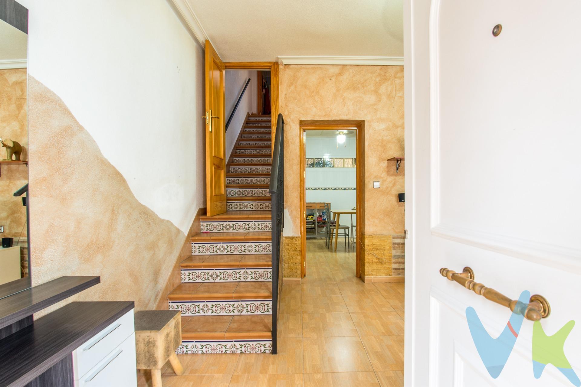 Crea el hogar que siempre has soñado en esta casa independiente en el centro de Cabezo de Torres, en la planta principal encontramos el salón con acceso directo a la amplia cocina con despensa y patio con baño completo, en la primera planta disponemos de una habitación doble, dos individuales y un baño completo, no lo pienses mas y pide tu cita ya. Para terminar, te queremos comentar algo: ¡Descubre una aventura inmobiliaria que combina calidad, pasión y profesionalidad! La confianza que los propietarios han depositado en nosotros es un testimonio de nuestro compromiso en brindarte un servicio excepcional. Aquí viene el detalle especial: al contactarnos directamente, evitarás molestarlos, nosotros seremos tus intermediarios y te proporcionaremos toda la asistencia necesaria. Estamos aquí para facilitarte la documentación e información que requieras, y te prometemos un trato cálido y sin complicaciones. Te informaremos detalladamente de todos los aspectos, incluyendo gastos de la compra y honorarios de agencia que no están incluidos en el precio, para garantizar tu comodidad y tranquilidad durante todo el proceso. Esa es nuestra esencia, proporcionarte #Calma: “Estado ideal de tranquilidad que tendrás al comprar tu casa con nosotros”. Queremos que sepas que tanto la descripción del inmueble como las imágenes que ves son valiosas referencias informativas, en ningún caso tienen carácter contractual. Asimismo, el precio ha sido designado por la propiedad por lo que podría sufrir variaciones y no sería vinculante hasta que se formalice en contrato de compraventa. 