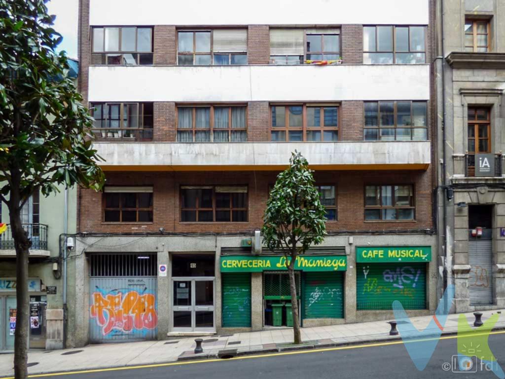 Magnífica vivienda situada en el mismo centro de Oviedo con todos los servicios a un paso y en buen estado de conservación. Excelente distribución: consta de amplio hall, generoso salón, 3 dormitorios, cocina independiente, baño y aseo. Muy luminosa, TODOS los huecos tienen ventana, incluidos hall, pasillo y baños. Es una vivienda muy tranquila por ser posterior a un amplio patio de manzana con orientación sureste. Dispone de un buen trastero en planta de bajocubierta. Hay posibilidad de una plaza de garaje en las cercanías (NO incluida en precio, CONSULTAR nuestra ref. AM1425). Portal sin barreras arquitectónicas. Se estudiaría el alquiler con opción a compra. ¡¡ NO DEJES PASAR ESTA OPORTUNIDAD !! ¡¡ INFÓRMATE !!