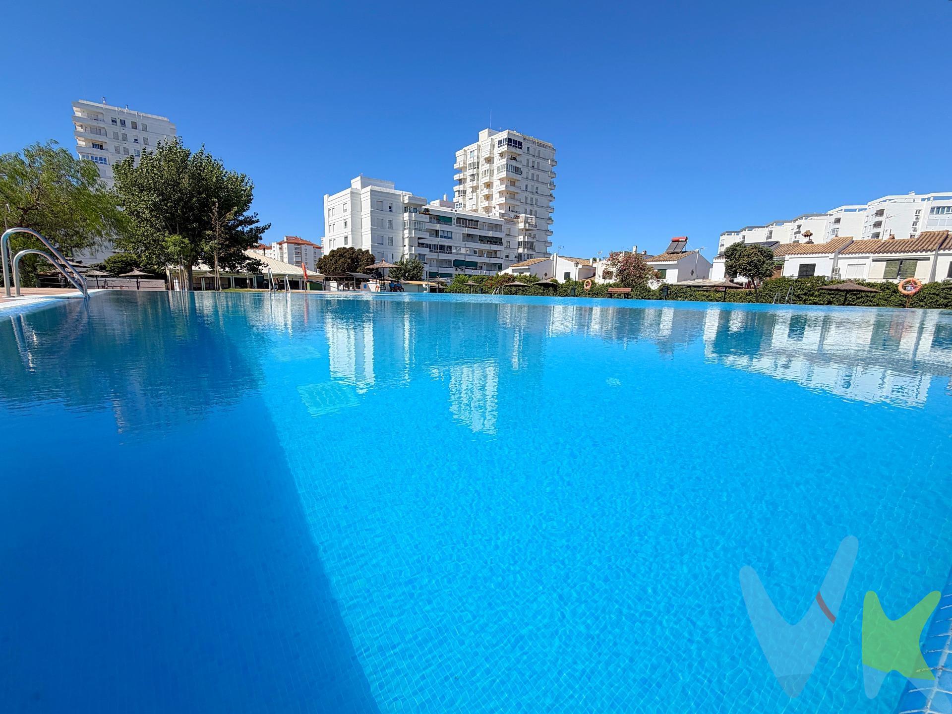 ¡¡¡ EN EXCLUSIVA¡¡¡¡.  La Avda. Santa María del Mar destaca por combinar la proximidad a la playa y el paseo marítimo con el acceso rápido a la zona comercial de Valdelagrana (supermercados, farmacias, cafeterías). Ideal para el  comprador vacacional, residencia habitual o para jubilados. Esta vivienda esta situada en una cuarta planta y hacer esquina,  garantiza buena ventilación,  magnifica orientación,  muchísima luz y  vistas despejadas desde todos las habitaciones  de la casa. La Salinera es de las residenciales más completas de la zona. Contar con piscinas gigantes (adultos e infantil), pistas de tenis, restaurante dentro de la urbanización y aparcamiento dentro del recinto, a la vez que inmensas zonas de césped y arboles, la hacen tan demandada que prácticamente se venden entre propietarios, rara vez sale esta oportunidad.  Un piso de casi 104 m² configurado actualmente con 2 dormitorios amplios pero con la posibilidad, como han hecho otros propietarios de poder sacar un tercero de forma sencilla,  eleva significativamente su atractivo tanto para familias como para inversores.  La cocina renovada enteramente hace dos años, con un mínimo uso, con buenos electrodomésticos y contar con 2 baños  elimina la necesidad de reformas estructurales inmediatas para el comprador. . . 