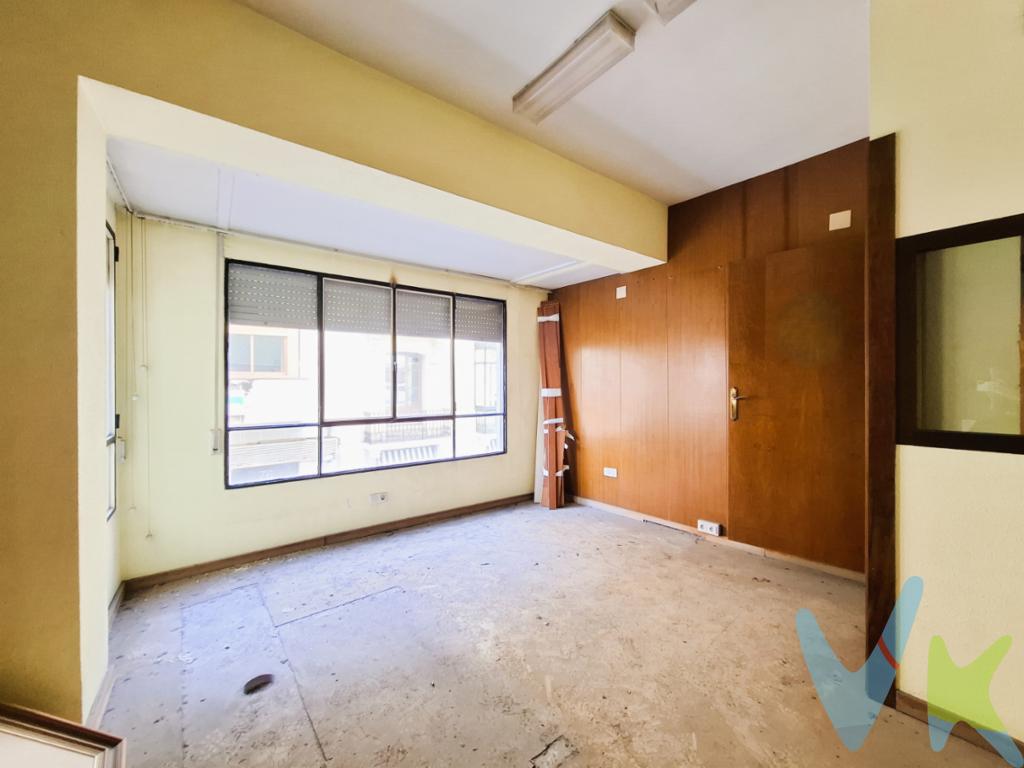  ***Exclusiva Oportunidad en el Corazón de Castellón de la Plana***Presentamos este magnífico piso en venta, ubicado en el corazón del Centro - Casco Histórico de Castellón de la Plana. Esta propiedad se sitúa en una de las zonas más emblemáticas y demandadas de la ciudad, ofreciendo una experiencia de vida incomparable gracias a su cercanía a todas las comodidades y servicios urbanos.El inmueble cuenta con cuatro espaciosas habitaciones, ideales para acoger a familias numerosas o proporcionar espacios de trabajo desde casa. Con un total de 83.77 metros cuadrados útiles y 104 metros cuadrados construidos, el piso se caracteriza por su amplitud y distribución eficiente, maximizando cada rincón de sus dimensiones.Situado en la planta 01 del edificio, este piso ofrece la accesibilidad que tanto se busca en el día a día. Además, el edificio data de 1960, una época que dota al inmueble de un carácter singular y una estructura sólida y resistente. También cuenta con la comodidad adicional de disponer de un ascensor, facilitando el acceso especialmente para personas mayores, familias con niños pequeños o simplemente para hacer más llevadera la rutina diaria.Este piso es una auténtica joya para aquellos que buscan establecer su residencia en una zona donde lo antiguo y lo nuevo se mezclan a la perfección. La ubicación estratégica de la propiedad permite disfrutar de una conexión excelente con el resto de la ciudad y acceder fácilmente a transporte público, centros comerciales, mercados, colegios y parques. Además, al estar en pleno Casco Histórico, la oferta cultural y de ocio es extensa, garantizando siempre algo interesante que hacer o descubrir.El interior del piso ofrece un gran potencial para personalizar y acondicionar los espacios al gusto del nuevo propietario. Las habitaciones son versátiles y pueden adaptarse a múltiples necesidades, ya sea como dormitorios, oficinas o espacios recreativos. El amplio salón se presenta como el lugar perfecto para reuniones familiares o momentos de relajación tras un día agitado, mientras que la cocina puede convertirse en el corazón del hogar con un diseño adecuado.La luz natural se profusa en cada rincón del apartamento gracias a sus ventanales bien distribuidos, creando ambientes luminosos y llenos de vida. La posibilidad de diseñar un hogar a la medida está a su alcance, permitiendo elegir los acabados y detalles que definan su estilo personal.No pierda la oportunidad de visitar esta propiedad única que reúne ubicación privilegiada y espacio suficiente para crear el hogar que siempre ha soñado. Esta es su oportunidad de asentarse en una zona envidiable de Castellón de la Plana, con la certeza de que tanto su vida diaria como su tiempo de ocio se verán enriquecidos por la elección de este increíble piso.Para más información y concertar una visita, no dude en ponerse en contacto. Este es el momento de dar el paso hacia un nuevo comienzo en su propio rincón en una de las ciudades con más encanto de España. Espere experimentar la verdadera calidad de vida que Castellón de la Plana tiene para ofrecer.Posibilidad de financiación hasta el 100%, pregúntanos por un estudio gratuito.Gastos, impuestos y honorarios profesionales no incluidos en el precio. 