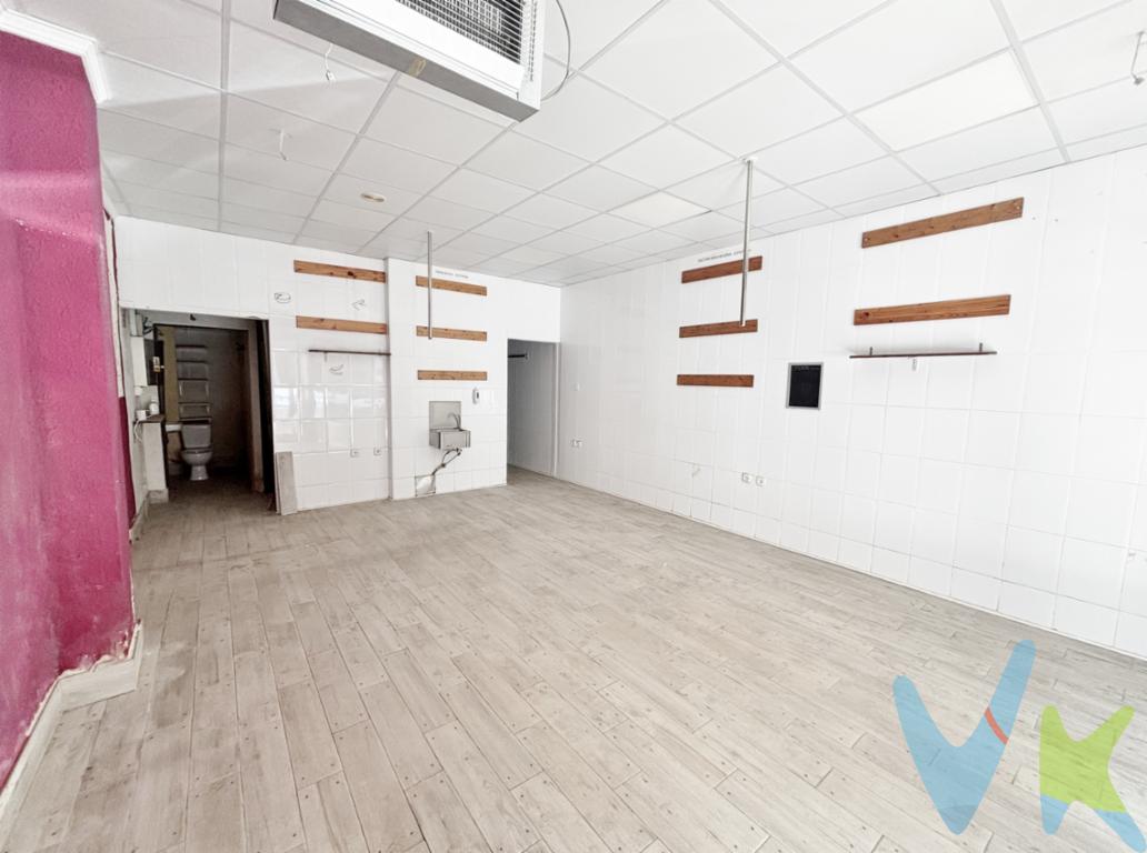 En plena zona comercial de Aldaia, local de 52,20m² listo para comenzar con tu propio negocio o por qué no, tener tu propio garaje con trastero, todo un lujo!!!  En una de las zonas más cotizadas comercialmente de Aldaia, Calle Doctor Fleming, tienes en este momento la oportunidad de emprender tu propio negocio. Que nadie te mande, no vendas tus horas, invierte en tú futuro en este local de 52,20m² ideal para cualquier tipo de negocio. Dispone actualmente de cámara frigorífica y baño.   También como sugerencia os damos la idea de pagar un vado y convertir este espacio en tu lujo particular, disponer de un garaje de 52,20m², un trastero o poder dar rienda suelta a cualquier hobby que tengas, no es mala idea, no?  Llámanos, te informaremos y acompañaremos en todo el proceso de compra.   Agencia Registrada con el nº00516 en el Registro Obligatorio de Agentes Inmobiliarios de la Comunidad Valenciana    Por mandato expreso del propietario, COMERCIALIZAMOS ESTE INMUEBLE EN EXCLUSIVA, lo que le garantiza el acceso a toda la información, a un servicio de calidad, un trato fácil, sencillo y sin interferencias de terceros. Por este motivo, se ruega NO MOLESTAR AL PROPIETARIO, a los ocupantes de la propiedad o a los vecinos. Muchas gracias por su comprensión.   La oferta está sujeta a cambios de precio o retirada del mercado sin previo aviso. Este anuncio en su conjunto, incluyendo textos, fotos, imágenes o cualquier otro contenido de este, no es vinculante dado que la información es ofrecida por terceros y puede contener errores. Se muestra a título informativo y no contractual.  El precio anunciado NO INCLUYE los impuestos, ni los gastos como, Notario, Registro de la Propiedad, ni los honorarios de la agencia inmobiliaria.  Esta propiedad se pone a la venta con toda la documentación comprobada y en regla, por lo que ofrecemos GARANTIAS a los compradores.