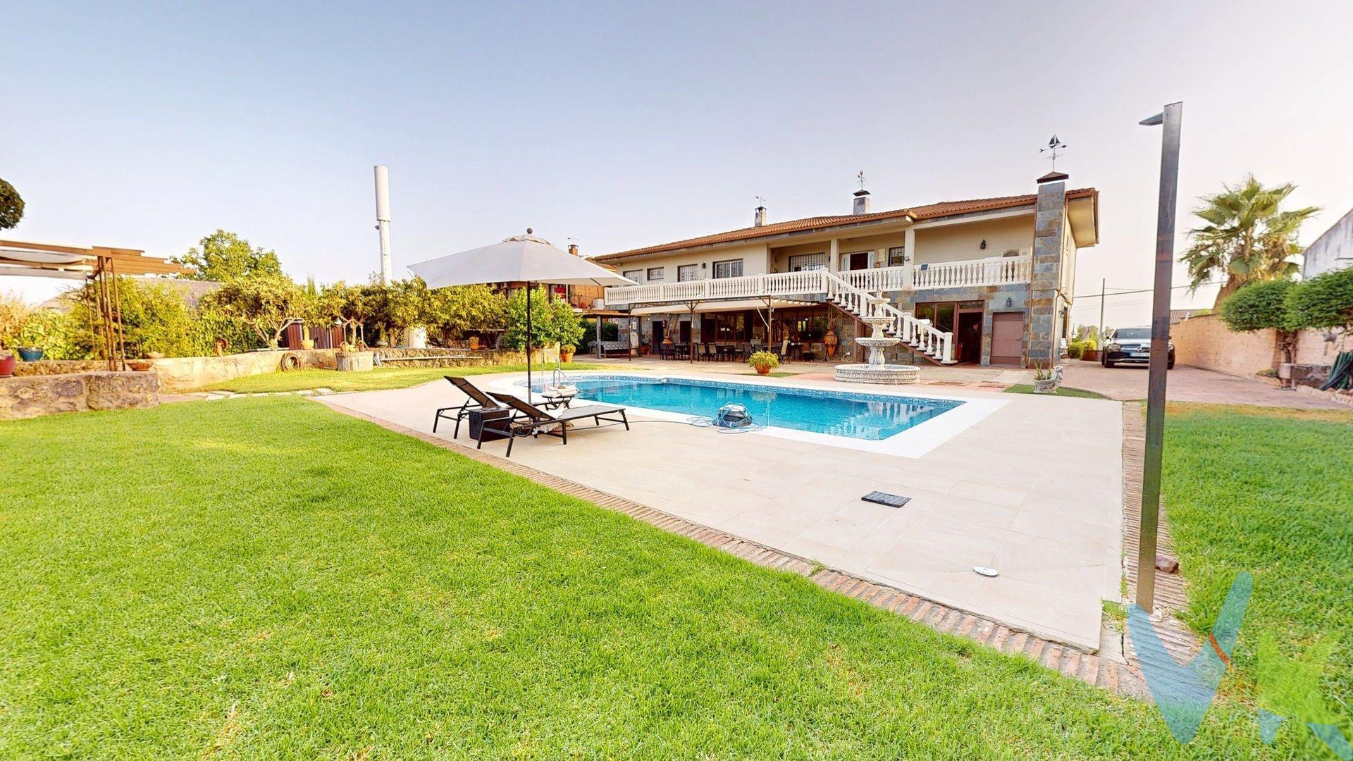 Majestuoso chalet en zona Sansueña con mas de 600 m² construidos en parcela de 1.500 m² con piscina y zonas ajardinadas. Presentamos esta espectacular propiedad ubicada en una exclusiva zona residencial, con fácil acceso y excelente comunicación. Rodeada de extensas zonas verdes y ajardinadas, cuenta con una amplia piscina privada y un entorno ideal para disfrutar con familia y amigos. La vivienda se distribuye en dos plantas totalmente independientes, ofreciendo privacidad y versatilidad de uso. Planta baja. Dispone de acceso principal a través de un recibidor que conecta con un gran salón de usos múltiples y una amplia área social con cocina independiente  y aseo. Desde aquí se accede directamente a la zona ajardinada y la piscina, un espacio perfecto para celebraciones o eventos. Incluye varias dependencias independientes:. - Cuarto trastero para almacenaje de enseres o maquinaria. - Espacio habilitado como dormitorio adicional. - Área destinada a huerto. - Caseta de depuradora junto a la piscina. - Zona social junto a la piscina para mayor comodidad en reuniones al aire libre. Planta superior. Accesible desde la entrada principal mediante una caja de escalera. Al llegar encontramos un espacioso recibidor que da acceso a un gran salón independiente con chimenea, conectado a una zona social adicional y a una cocina independiente con alacena. Esta planta cuenta con 5 dormitorios dobles, todos con baño privado, destacando el dormitorio principal con vestidor. Además, existe comunicación interna con la planta baja a través de escalera que da acceso a una amplia terraza la cual se accede a la vivienda a través de la cocina. Extras y equipamiento. Vivienda totalmente climatizada. Caldera de gasoil para calefacción. Amplios espacios interiores y exteriores diseñados para el confort y el ocio. Se informa que esta propiedad se encuentra actualmente pendiente de regularizar unos metros que aún no figuran inscritos en el Registro de la Propiedad, gestión que se llevará a cabo antes de la firma de la escritura pública. Si estas buscando una propiedad amplia y cómoda, esta propiedad puede ser perfecta para quienes buscan espacio, privacidad y un entorno inmejorable. Solicita información y no la dejes escapar.INFORMACIÓN IMPORTANTE:. En cumplimiento de la normativa vigente, tenemos a disposición del cliente la ficha informativa de segunda o ulteriores transmisiones de vivienda. Los precios indicados no tienen caducidad, pero pueden ser alterados sin previo aviso. Los gastos de la compra, según ley (notaría, registro e impuestos), no están incluidos en el precio. Los honorarios de la agencia son del 2% más el 21% de IVA, los cuales tampoco están incluidos en el precio indicado. . . 