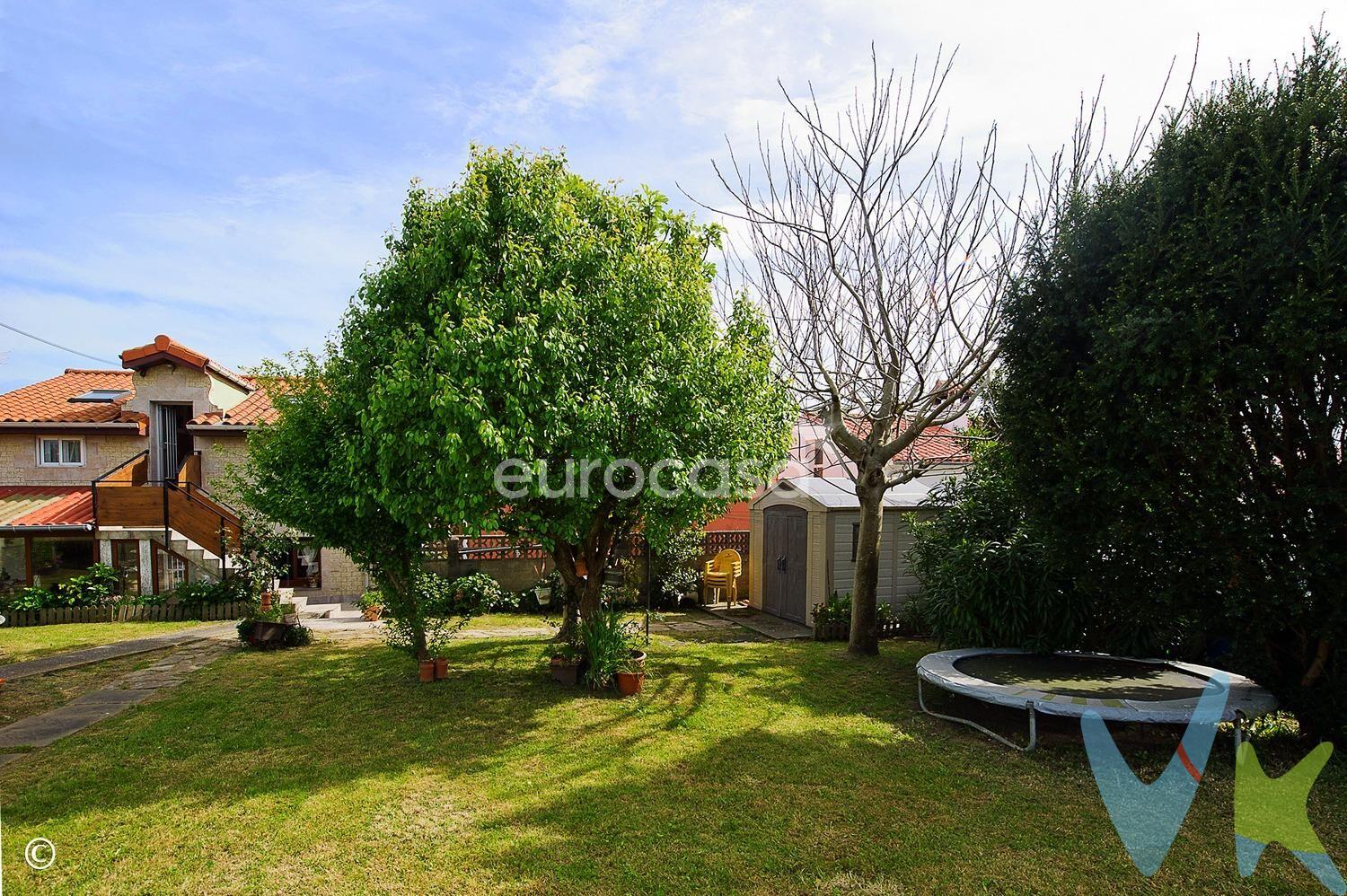 NATURALEZA, COMODIDAD Y UBICACIÓN PRIVILEGIADA. Si estáis buscando una casa que combine tranquilidad, entorno natural y proximidad a la ciudad, esta propiedad en la zona de Monte es lo que necesitáis. Se encuentra ubicada en una de las zonas más codiciadas por aquellos que quieren lo mejor de ambos mundos: aire puro, zonas verdes, de mar y playa, y la cercanía inmediata a todos los servicios de la ciudad. Esta vivienda unifamiliar distribuida en dos plantas, ofrece una versatilidad única: ideal para familias numerosas, para quienes buscan una opción de vivienda + alquiler, o incluso para compartir entre generaciones con total privacidad. Cada planta cuenta con su propia entrada y está completamente equipada como vivienda individual: cocina, salón, dormitorios, baños y una distribución funcional que se adapta perfectamente al ritmo de vida diario. Se trata de un entorno que invita a vivirlo. El terreno que rodea la casa es simplemente espectacular. Amplio, cuidado y lleno de vegetación, ofrece múltiples espacios para disfrutar al aire libre: desde desayunos bajo la sombra de los árboles, hasta tardes de juegos en familia o encuentros con amigos. Es un lugar que transmite paz, ideal para desconectar sin renunciar a nada. Encontraréis, además, una construcción integrada en la parcela acondicionada con cocina, saloncito, pequeño dormitorio y baño. Su adaptabilidad es uno de los grandes valores añadidos de esta propiedad. Pese a estar rodeada de naturaleza, esta propiedad cuenta con todas las comodidades urbanas; Parada de autobús a menos de 2 minutos caminando, Supermercados, farmacias, colegios y centro de salud a pocos minutos, fácil acceso a vías principales hacia el centro de la ciudad o la costa. Además, estás a solo 10 minutos en coche de las playas de El Sardinero, lo que convierte a esta casa en una opción perfecta tanto como vivienda habitual como segunda residencia.