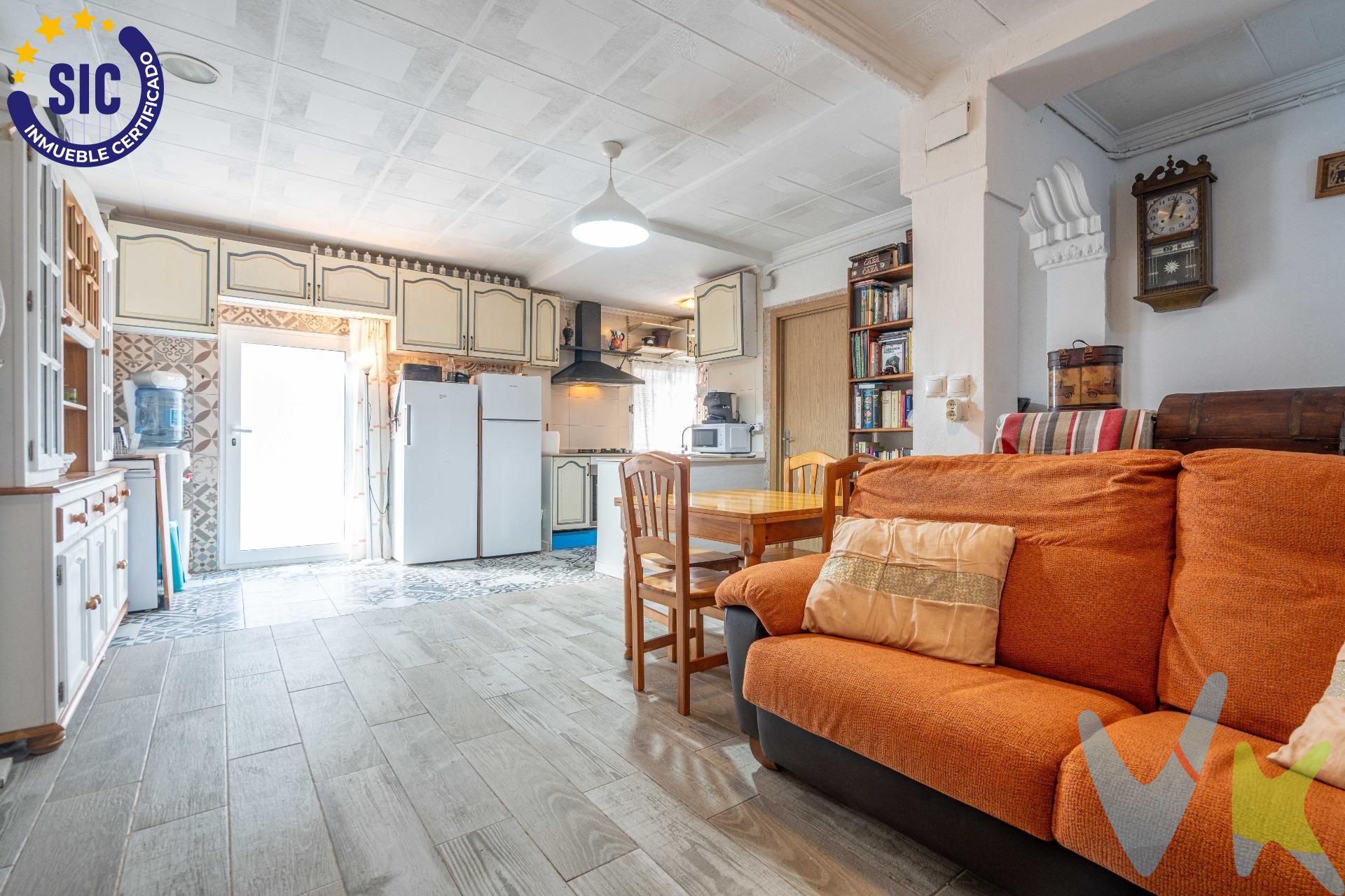 Entre calles tranquilas y vida de barrio, aparece esta vivienda que respira calma. Una planta baja luminosa en un entorno tranquilo donde la vida todavía conserva su ritmo amable. La casa, de 65 m², dispone de:. 🏡 Tres habitaciones muy agradables de tamaño, dos de ellas bastante amplias y una simple. 🛁 Un baño completo, con plato de ducha. 🚪 Acceso a dos calles, lo que aporta ventilación y mucha luz natural. 👕 Armarios empotrados y altillos. 🍳 Cocina con office con una bonita isla de marmol. Una vivienda cómoda, luminosa y con una distribución práctica, perfecta para quienes buscan la comodidad de una planta baja y el ambiente acogedor de un barrio con historia. Benetússer ofrece todos los servicios necesarios para el día a día: colegios, supermercados, mercado municipal, transporte público y zonas verdes. Además, su proximidad a la ciudad de Valencia (a solo unos minutos) permite disfrutar de la tranquilidad del pueblo sin renunciar a las ventajas de la capital. Un hogar cuidado con cariño, en una calle tranquila y con vecinos de toda la vida. Ideal para empezar una nueva etapa en un entorno sereno y amable. -------------------------------------------------------------------------------------------------------------------. Por mandato expreso del propietario, comercializamos este inmueble en exclusiva, lo que le garantiza el acceso a toda la información. Por este motivo, se ruega no molestar al propietario, a los ocupantes de la propiedad o a los vecinos. Muchas gracias por su comprensión. Si usted es agente inmobiliario y tiene un cliente para este inmueble, llámenos: estaremos encantados de colaborar.