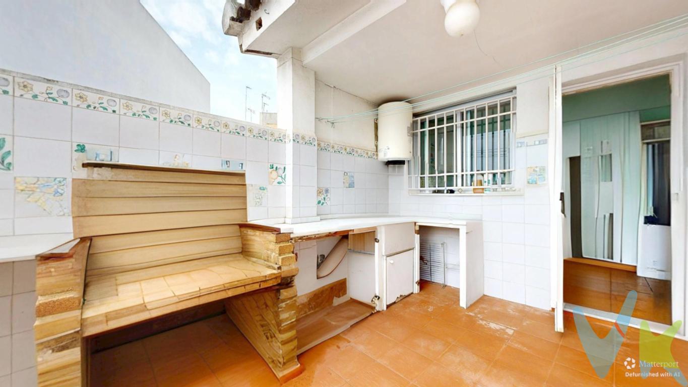 Espacioso Piso en venta en Torrent, Ideal para Familias o Inversores.Se presenta una excelente oportunidad para adquirir un magnífico piso ubicado en Torrent, una de las zonas más demandadas del área metropolitana. Esta propiedad, situada en una localización excepcional, ofrece no solo un hogar acogedor, sino también una excelente inversión a largo plazo.Con sus 141.18 metros construidos y 111.02 metros útiles, este piso goza de un amplio espacio que se adapta perfectamente a las necesidades de cualquier familia. La vivienda dispone de tres habitaciones bien iluminadas, todas con un diseño funcional que maximiza el uso del espacio gracias a sus armarios empotrados. Cada habitación está diseñada para ofrecer un ambiente tranquilo y relajante, donde el confort es la prioridad.Una de las características destacadas de esta propiedad es su terraza, un espacio ideal para disfrutar de momentos al aire libre sin salir de casa. Este encantador espacio exterior permite la creación de un refugio personal donde disfrutar de los días soleados o de agradables veladas bajo las estrellas disfrutando de una estupenda barbacoa.Además, este piso cuenta con un funcional balcón que conecta con el exterior, proporcionando una ventilación óptima y luminosidad durante todo el día. La distribución está pensada para aprovechar cada rincón, ofreciendo amplias áreas comunes en las que se fomenta un ambiente cálido y acogedor, ideal para reuniones familiares o con amigos.Construido en el año 1973, el edificio mantiene un carácter distintivo, mostrando una robusta construcción que ha perdurado en el tiempo. Su ubicación en la segunda planta acerca a los residentes a vistas urbanas atractivas mientras se disfruta de una seguridad y privacidad inigualables, ya que en el edificio tan solo hay 2 viviendas (una por planta).La comodidad está garantizada, no solo por el espacio interior del que se dispone, sino también por las fantásticas conexiones de transporte público. A tan solo unos pasos, se encuentra una estación de metro y una parada de bus que facilitan el acceso al centro de Torrent y a los alrededores de Valencia, favoreciendo la movilidad y accesibilidad para el día a día.Este piso es una inversión de futuro, ofreciendo no solo una excelente relación calidad-precio sino también la posibilidad de adaptar el espacio a las necesidades específicas de cada propietario. Torrent es una ciudad con constante crecimiento, llena de comercios, servicios y áreas de esparcimiento, factores que garantizan una buena calidad de vida.Por todas estas razones, te invitamos cordialmente a visitarlo y descubrir todos los detalles que hacen de esta vivienda una elección excepcional. La amplitud, luminosidad y calidez del ambiente te sorprenderán desde el primer momento. No dejes pasar esta oportunidad única de ver por ti mismo todo el potencial que este piso tiene para ofrecerte.Para programar una visita o recibir más información, no dudes en contactar con nosotros. Estamos aquí para ayudarte a hacer realidad el sueño de adquirir una vivienda que combine comodidad, ubicación estratégica y oportunidad de futuro en una de las mejores zonas de Torrent.Ubicado en un entorno con un excelente equilibrio entre tranquilidad y cercanía a comercios, restaurantes y servicios esenciales, este piso representa una propuesta atractiva tanto para familias, parejas como para inversores en busca de una propiedad versátil en el corazón de Torrent.En resumen, este elegante y funcional piso es una oportunidad que no debería permitirse pasar. Los invitamos a experimentar de primera mano todo lo que ofrece esta propiedad. Coordine hoy mismo una visita y descubra el potencial completo de este encantador hogar, donde el confort y la conveniencia se combinan en perfecta armonía.OBSERVACIONES:* En nuestra agencia contamos con el distintivo de Agencia Registrada en el Registro de Agentes Inmobiliarios de la Comunidad Valenciana y cumplimos con todos los requisitos que debe tener un profesional del sector inmobiliario.* Por mandato expreso del propietario, COMERCIALIZAMOS ESTE INMUEBLE EN EXCLUSIVA, lo que le garantiza el acceso a toda la información, a un servicio de calidad, un trato fácil, sencillo y sin interferencias de terceros. Por este motivo, se ruega NO MOLESTAR AL PROPIETARIO, a los ocupantes de la propiedad o a los vecinos. Si usted es agente inmobiliario y tiene un cliente para este inmueble, llámenos estaremos encantados de colaborar. Muchas gracias por su comprensión.* La oferta está sujeta a cambios de precio o retirada del mercado sin previo aviso. Este anuncio en su conjunto, incluyendo textos, fotos, imágenes o cualquier otro contenido de este, no es vinculante dado que la información es ofrecida por terceros y puede contener errores. Se muestra a título informativo y no contractual.* El precio anunciado NO INCLUYE los impuestos, ni los gastos de la compraventa. A tal efecto, se informa que al referido precio habrá que añadirle los gastos propios de la transmisión inmobiliaria, entre los que cabe enumerar los siguientes: honorarios notariales, impuesto al que se encuentre sujeta la transmisión (Impuesto sobre el Valor Añadido o Impuesto sobre Transmisiones Patrimoniales y Actos Jurídicos Documentados, según el caso), gastos de inscripción en el Registro de la Propiedad, honorarios de gestoría, tasación, seguros y honorarios de intermediación de la agencia inmobiliaria.* Esta propiedad se pone a la venta con toda la documentación comprobada y en regla, por lo que ofrecemos GARANTÍAS a los compradores.*¿Qué te ofrecemos en nuestra agencia? - Agilizamos y hacemos más cómodo el proceso. - ¡Nos ocupamos de todo! Cero preocupaciones. - Recibe apoyo legal y fiscal durante todo el proceso. - Experto inmobiliario 100% a tu lado. - Asistencia post venta ¡Seguimos a tu lado! Si deseas saber más, no dudes en ponerte en contacto con nosotros.