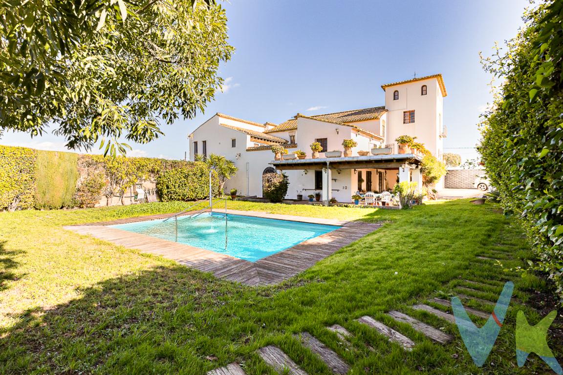 Encantadora Alquería completamente reformada en Valencia (hota Nord), próxima a BorbotóUbicada en terreno rústico, edificio protegido dentro del Catálogo Estructural de Bienes y Espacios Protegidos de naturaleza rural -aprobado definitivamente el 20 de febrero de 2015- como Bien de Relevancia Local. (Catastralmente catalogado como suelo urbano).Alquería situada en la huerta de Borbotó, Valencia. Esta joya histórica, construida en el año 1890, ofrece una mezcla única de encanto tradicional y comodidades modernas, haciendo de esta propiedad una oportunidad incomparable para quienes buscan un hogar espacioso y acogedor.La propiedad se compone de ocho amplias habitaciones distribuidas en diferentes alturas. Cada rincón de esta casa refleja el carácter distintivo de una construcción de época que ha sido cuidadosamente mantenida y adaptada a las necesidades actuales.Para mayor comodidad, la casa incluye un práctico ascensor que conecta con las plantas superiores. Además, dispone de un garaje cubierto con capacidad para cuatro coches.A nivel de servicios, la vivienda cuenta con cinco cuartos de baño completos y un aseo, ventanas de doble cristal, calefacción radiante en toda la casa alimentada por gasoil, piscina con depuradora, paellero, trastero exterior para aperos de jardinería, agua de pozo para riego de jardín. internet por cable.La ubicación de esta casa es simplemente inmejorable. Borbotó, conocida por su ambiente tranquilo y su proximidad a la vibrante ciudad de Valencia, ofrece una calidad de vida inigualable. Aquí, la tranquilidad y el encanto de un entorno rural se combinan con la conveniencia de encontrar todos los servicios y comodidades a poca distancia.La alquería dispone de capilla propia.No deje pasar la oportunidad de venir a conocer esta propiedad única. Sentir la amplitud de sus espacios, disfrutar de la calidez de sus jardines, o visualizar cómo cada rincón puede adaptarse a su estilo de vida, es algo que solo podrá experimentar en persona. Contáctenos para organizar una visita y descubrir el potencial que esta casa independiente tiene para ofrecerle.En resumen, esta casa en Borbotó es una verdadera joya para aquellos que buscan un equilibrio entre historia, espacio, y modernidad. Su estructura robusta, combinada con características contemporáneas, hacen de esta propiedad una opción sólida y deseable. No espere más para considerar esta magnífica vivienda como su próximo hogar en Valencia. Contáctenos hoy mismo y permítase la oportunidad de explorar la grandeza de este inmueble que está listo para recibir a sus nuevos propietarios.Agencia Registrada con el Nº 1.383 en el Registro Obligatorio de Agentes Inmobiliarios de la Comunitat Valenciana. Puede consultar en la web de la GVA. La oferta está sujeta a cambios de precio o retirada del mercado sin previo aviso. Este anuncio en su conjunto, incluyendo textos, fotos, imágenes o cualquier otro contenido del mismo, no es vinculante dado que la información es ofrecida por terceros y puede contener errores. Se muestra a título informativo y no contractual... El precio no incluye lo siguiente: Honorarios de la agencia inmobiliaria que son de el tres por cien del precio final más el 21% de IVA, para la parte compradora, impuestos (IVA o ITP) y otros gastos de la Compraventa (notaria, gestoría y registro). Por mandato expreso del propietario, comercializamos este inmueble en exclusiva, lo que le garantiza el acceso a toda la información, a un servicio de calidad, un trato fácil, sencillo y sin interferencias de terceros. Por este motivo, se ruega no molestar al propietario, a los ocupantes de la propiedad o a los vecinos. 