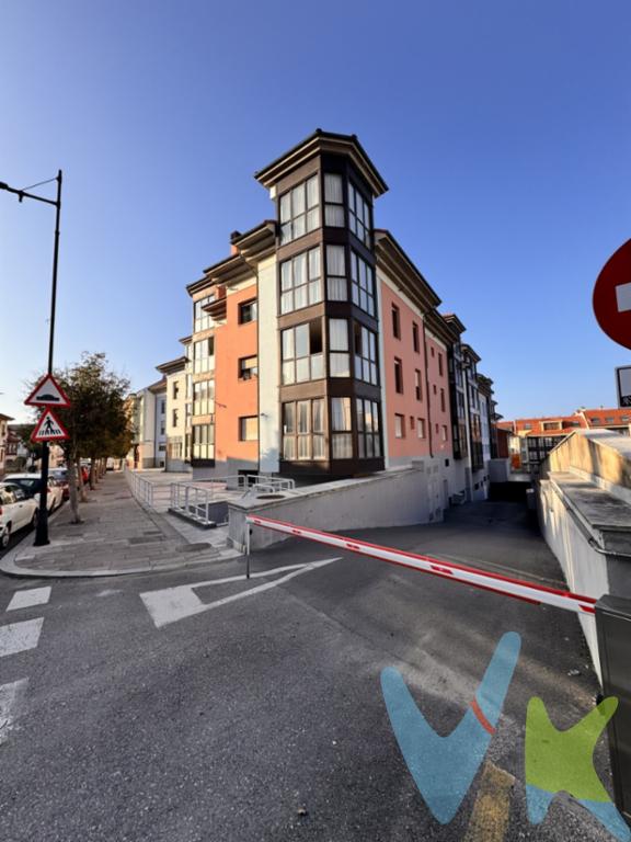  En la encantadora localidad de Llanes, se presenta una oportunidad única de adquirir esta propiedad que combina confort y funcionalidad, ideal tanto para quienes buscan un nuevo hogar como para aquellos interesados en una inversión inmobiliaria rentable, ya que posee licencia de Vivienda de Uso Turístico. Este acogedor inmueble, destinado a la venta, ofrece un equilibrio perfecto entre espacio y practicidad.El apartamento, situado en un edificio construido en 1998, cuenta con 39.17 metros cuadrados útiles y 53.22 metros cuadrados construidos. Este espacio está inteligentemente distribuido para ofrecer el máximo confort. Con un diseño moderno y acogedor, el apartamento consta de una amplia habitación que garantiza un descanso reparador. El salón y la cocina se integran de manera armónica, facilitando la vida diaria.Una de las características más destacadas de esta propiedad es su excelente ubicación. La proximidad a la Playa de Toró a tan sólo cinco minutos caminando y Puerto Chico a pocos minutos, hacen de ella una propiedad única, ya que está en el pleno corazón de Llanes.El apartamento se vende completamente amueblado, incluyendo electrodomésticos, ofreciendo así una solución ideal para aquellos que deseen instalarse sin tener que preocuparse por el mobiliario inicial. Cada rincón del apartamento ha sido cuidadosamente amueblado para maximizar el espacio y proporcionar una atmósfera hogareña y cálida.Para mayor comodidad, el apartamento dispone de un trastero que sirve como una solución práctica de almacenamiento adicional, permitiendo mantener el apartamento despejado y ordenado.Esta propiedad en Llanes es una inversión ideal para aquellos que buscan un primer hogar o para quienes desean una escapada costera en un entorno apacible.Visitar este inmueble es descubrir un lugar donde cada detalle ha sido pensado para ofrecer comodidad y calidad de vida. La invitación queda abierta para explorar esta propiedad que no solo cuenta con una ubicación privilegiada, sino que también ofrece una excelente relación calidad-precio.El apartamento cuenta con plaza del garaje en alquiler a un precio muy asequible.Esta es una oportunidad que, sin lugar a dudas, vale la pena considerar seriamente. No deje pasar la ocasión de visitar esta joya inmobiliaria. Contáctenos para concertar una cita y descubrir, de primera mano, todo lo que este extraordinario apartamento tiene para ofrecer. Esperamos su visita para que pueda comprobar personalmente las ventajas y calidades de este encantador apartamento en Llanes.En el precio de venta NO está incluido el Impuesto de Trasmisiones Patrimoniales, Registro y Notaría. 