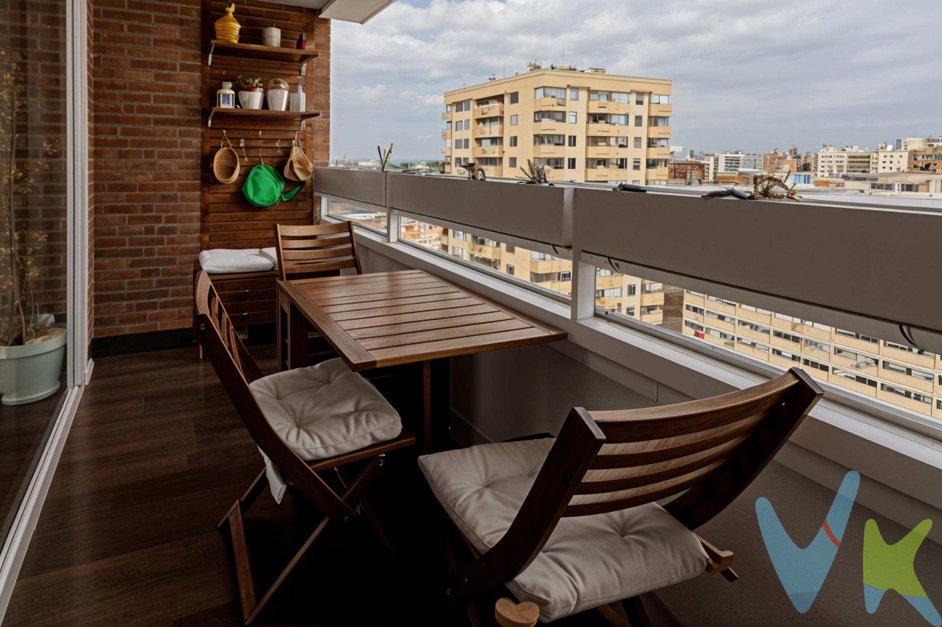 Vivir en una décima planta con vistas a todo Madrid es un privilegio al alcance de muy pocas viviendas, y esta es una de ellas. Desde el primer instante, nos encontramos con una vivienda completamente reformada y exterior con espacios amplios, vistas despejadas de la ciudad que convierte el hogar en un auténtico mirador y muchísima luz. El amplio hall de entrada nos da paso al salón independiente con terraza y comedor con enorme ventanal, se trata de una estancia generosa y elegante, perfecta para diferenciar con claridad la zona de estar y el comedor. La luminosidad, junto con el suelo de tarima, aporta una agradable calidez y continuidad visual. El comedor, separado del salón, invita a reuniones familiares y cenas tranquilas, manteniendo la independencia y el confort de cada ambiente. La cocina, amplia y funcional, se presenta amueblada y cuenta con un valor añadido cada vez más difícil de encontrar: despensa y zona de lavado independiente, ideal para quienes valoran el orden, la capacidad de almacenaje y la practicidad en el día a día. La zona de descanso está compuesta por cinco dormitorios de excelente tamaño, versátiles y adaptables a cualquier necesidad. La vivienda se completa con tres baños completos y un aseo, bien distribuidos para dar servicio con comodidad a toda la casa. El precio incluye plaza de garaje y trastero en la misma finca. Cabe destacar, además, que el edificio dispone de acceso PMR, convirtiendo esta vivienda en una opción inclusiva, cómoda y preparada para todas las etapas de la vida. Dispone de conserje, montacargas y cuarto de basuras. Ubicada en la calle Santiago Rusiñol, una vía tranquila y residencial, rodeada de edificios consolidados y zonas verdes, ofrece un entorno silencioso sin renunciar a la cercanía de servicios y excelentes comunicaciones. Ciudad Universitaria es una de las zonas más valoradas de Madrid por su equilibrio entre naturaleza, servicios y conexión, con universidades, hospitales, comercios de proximidad, metro, autobuses y rápidos accesos al centro de la ciudad. Por metros, distribución, accesibilidad y ubicación, este piso representa una oportunidad excepcional para quienes buscan una vivienda amplia, exterior y totalmente reformada. Información adicional:. •	Metros construidos según registro: 192,71 m². •	Metros catastrales: 251M2 (vivienda 180 m², parking 12 m², trastero 5 m², más elementos comunes). •	Metros útiles aproximados: 170 m². Este anuncio no es vinculante y puede contener errores. Se muestra a título informativo y no contractual. El precio publicado no incluye el mobiliario ni la decoración, ni los impuestos, ni los honorarios derivados del servicio de compra. El comprador asumirá, además del precio de compraventa, un coste adicional del 3 % del precio del inmueble en concepto de servicio de gestión, asesoramiento y acompañamiento en todo el proceso de compra; un 6 % correspondiente al Impuesto de Transmisiones Patrimoniales (ITP); los gastos de notaría, que supondrán aproximadamente entre un 0,2 % y un 0,5 % del valor de la vivienda; y los gastos de inscripción en el Registro de la Propiedad, estimados entre un 0,1 % y un 0,25 % del precio de compraventa. 📞 Contacta para más información o para concertar una visita. 