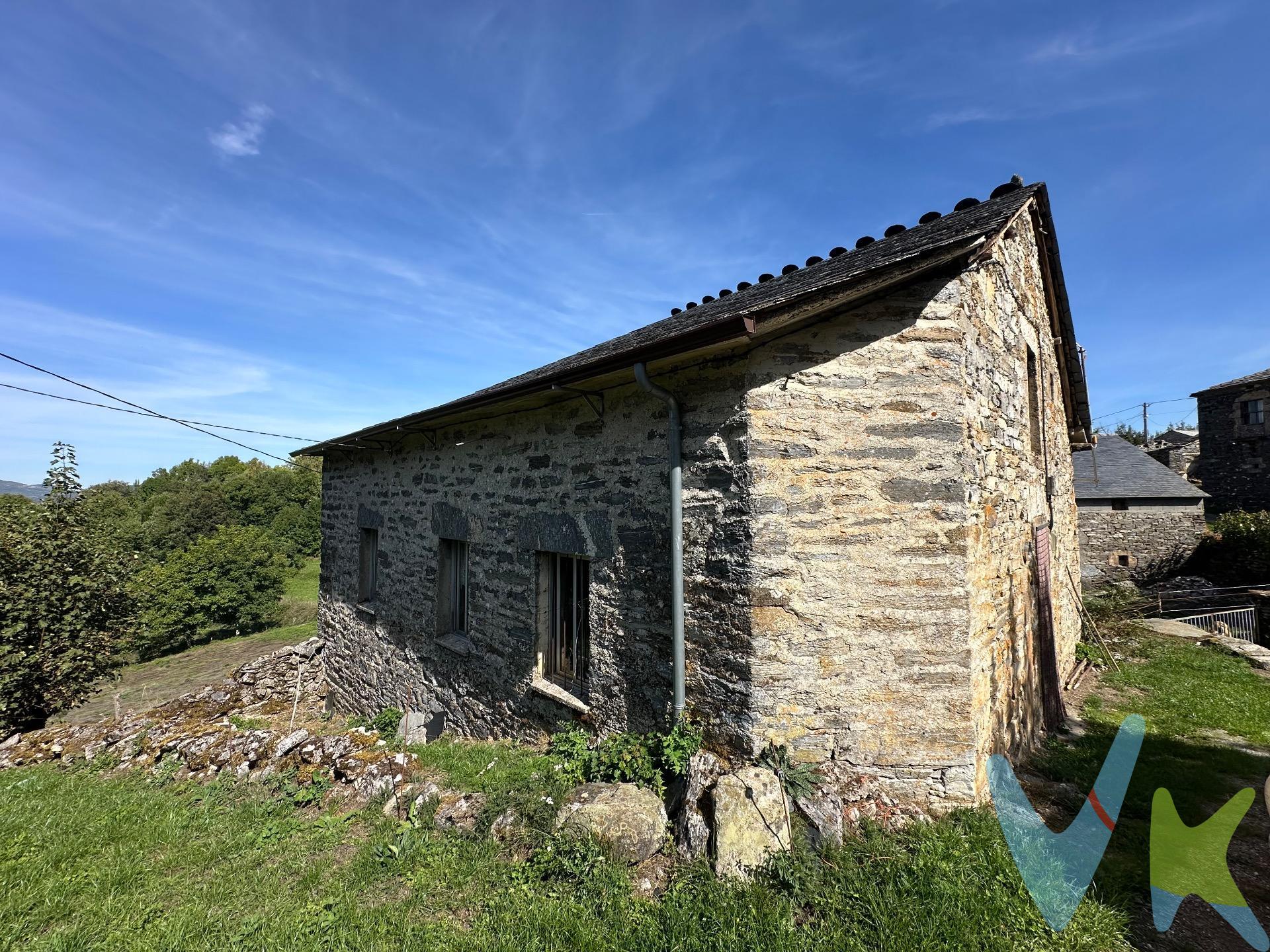 Se vende preciosa propiedad rural en un tranquilo pueblo de . la provincia de Lugo, a solo 8 km del Camino de Santiago. Esta encantadora parcela de 3500 m² incluye dos . edificaciones de piedra rodeadas por un pintoresco muro de . piedra, perfectas para vivienda y almacenamiento.  . La casa principal tiene una superficie de 80 m² por planta. La planta baja es un espacio diáfano utilizado como cuadras . y almacén. La primera planta, con acceso a pie de calle, . cuenta con cocina, baño, salón y cuatro habitaciones . adicionales para dormitorios u otros usos. El bajo cubierta es . un espacio diáfano perfecto para personalizar según sus . necesidades. La construcción es sólida, hecha de piedra con . cubierta de pizarra nueva, y dispone de conexión de agua de . fuente y electricidad.  . La segunda edificación es un pajar de 90 m² con altura . suficiente para planta baja y superior, actualmente utilizado . como almacén o pajar. También está construida en piedra y . pizarra, y dispone de los mismos servicios de agua de fuente . y electricidad.  . La parcela de 3500 m² es ideal para actividades agrícolas o . recreativas. Está situada en un entorno rural tranquilo y . pintoresco, perfecto para aquellos que buscan paz y . naturaleza. Además, tiene fácil acceso desde la carretera . principal y está a solo 8 km del Camino de Santiago, lo que . añade un atractivo especial para peregrinos y turistas.  . Para más información sobre el precio y visitas, por favor, . póngase en contacto con nosotros.  . ¡No pierda esta oportunidad única de adquirir una propiedad . con encanto y múltiples posibilidades en el corazón de Lugo!
