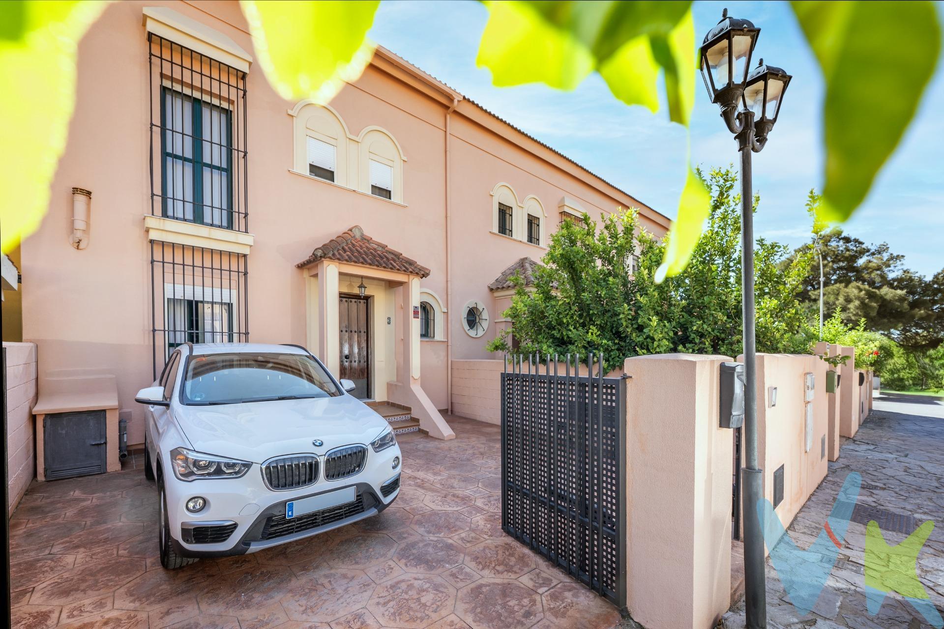 🏡 Exclusiva vivienda adosada en Urb. Mirador del Golf – Calle Venus, Algeciras. Presentamos esta magnífica vivienda adosada ubicada en una de las zonas más valoradas y tranquilas de Algeciras. Se trata de un inmueble excepcional por su amplitud, distribución y situación privilegiada. La propiedad se asienta sobre una parcela de 210 m² y cuenta con una superficie construida registrada de 208 m², distribuidos en varias plantas:. En planta sótano, dispone de un espacio diáfano de 62m², ideal como trastero, sala de juegos, gimnasio o zona polivalente. La planta baja,  ofrece un patio delantero con aparcamiento privado y un espacio de aprox. 50m², una cocina completamente equipada, aseo de cortesía y un amplio salón con chimenea, desde el cual se accede a un jardín trasero de 100 m² con césped natural, perfecto para disfrutar del aire libre y con espacio suficiente para instalar una piscina. En la primera planta se encuentran tres dormitorios y dos baños completos, uno de ellos en suite. Por último, la buhardilla/ático ofrece aproximadamente 40 m² adicionales, con posibilidad convertir en estancia independiente al tener preinstalación para un cuarto de baño y así mismo acceso a una terraza de 12,5m² con vistas panorámicas a la bahía de Algeciras. . La vivienda se entrega con luminarias instaladas, cuatro equipos de aire acondicionado en perfecto estado y algunas estancias amuebladas, así como una cocina totalmente equipada y amueblada con electrodomésticos. Ubicada en una urbanización privada de solo 20 viviendas, situada en calle sin salida, lo que garantiza tranquilidad y seguridad. La comunidad incluye servicios periódicos de desinsectación, desratización y mantenimiento preventivo de redes. Su localización es excelente: a pocos metros del Hospital Punta Europa, a solo 5 minutos en coche de la Playa de Getares y con un supermercado Mercadona a escasa distancia.