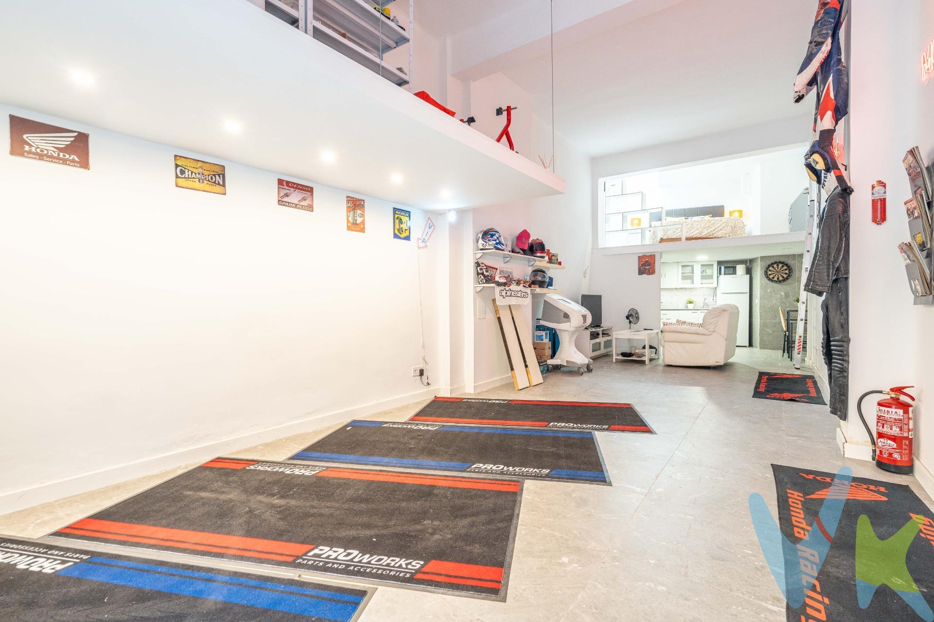 No querras salir de tu espacio de trabajo. Descubre este excepcional local comercial de 67 m2 situado en la codiciada zona de Mont-Olivet, Valencia. Totalmente reformado y listo para ser utilizado como oficina o espacio creativo, cuenta con dos altillos que optimizan el uso del espacio: uno es un acogedor dormitorio con suelo de cristal que aporta luminosidad y modernidad. Además, incluye un baño completamente renovado equipado con ducha contemporánea y una cocina integrada perfecta para atender tus necesidades diarias. Ubicado a pocas calles del río Turia y muy cerca de la emblemática Ciudad de las Ciencias, disfrutarás también por su cercanía al vibrante barrio Ruzafa conocido por su variada oferta gastronómica y cultural. La propiedad se encuentra pegada a paradas del metro facilitando así los desplazamientos urbanos; rodeados ademásde todos los servicios necesarios (supermercados, restaurantes) lo convierte en una opción inmejorable tanto si buscas iniciar tu negocio como si deseas invertir estratégicamente. ¡No pierdas esta oportunidad única! Contáctanos hoy mismo, mañana es tarde. Por mandato expreso del propietario, comercializamos este inmueble en exclusiva , lo que le garantiza el acceso a toda la información, a un servicio de calidad, un trato fácil, sencillo y sin interferencias de terceros. Por este motivo, se ruega no molestar al propietario, a los ocupantes de la propiedad o a los vecinos. Muchas gracias por su comprensión. Si usted es agente inmobiliario y tiene un cliente para este inmueble, llámenos: estaremos encantados de colaborar. 