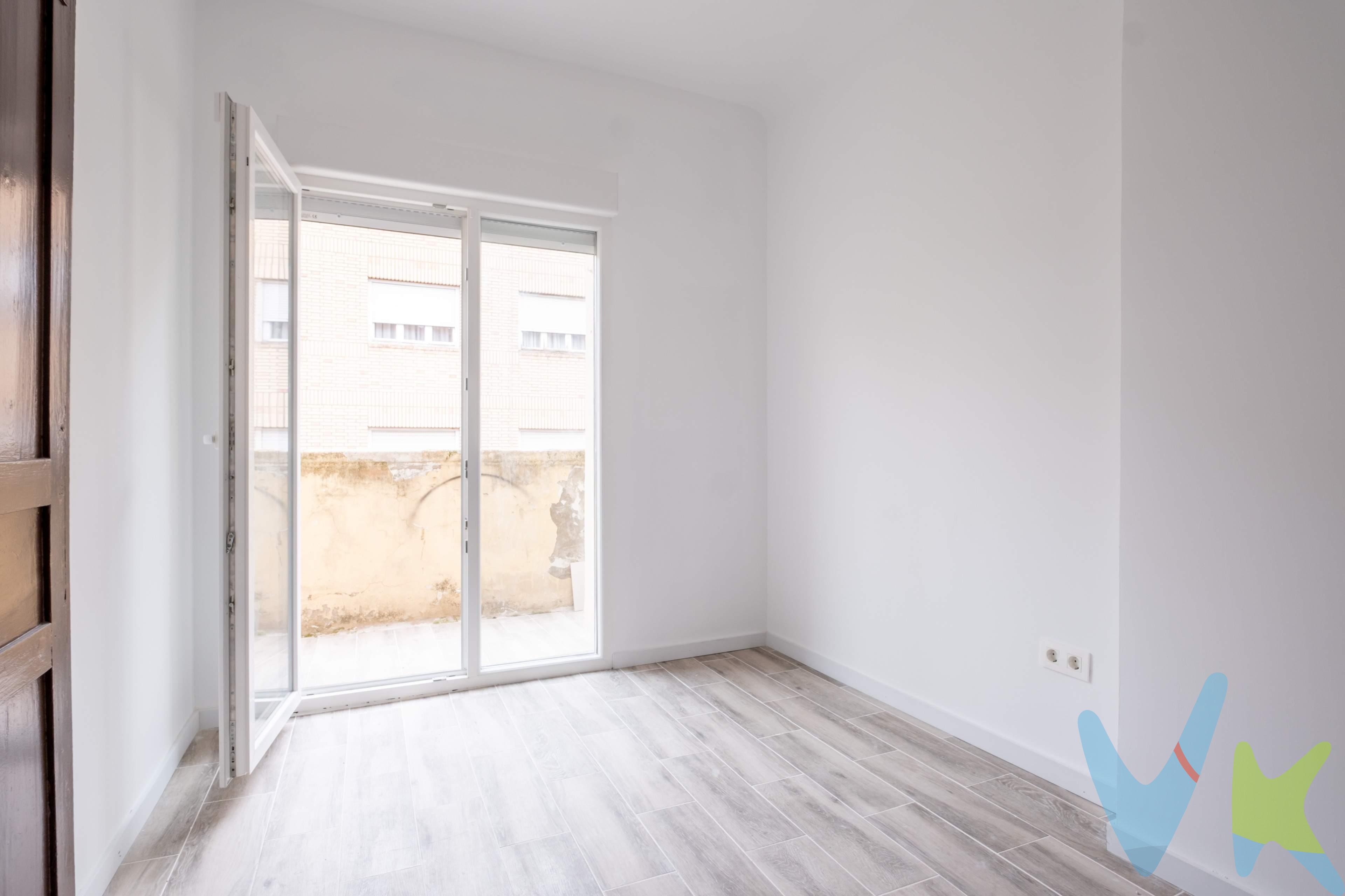 Si eres de los que disfrutan paseando junto a la ribera del Ebro, perdiéndose por las calles con historia y valoran la paz de vivir en la última planta del edificio, este piso en la calle Predicadores es tu próximo destino. Una reforma a estrenar pensada para la vida moderna. Aquí no vas a encontrar pasillos interminables ni habitaciones oscuras. Se ha realizado una reforma integral donde cada tabique eliminado ha servido para ganar luz y libertad:. * Espacio abierto y fluido: El salón se integra con la cocina en dos estancias conectadas, creando un ambiente social perfecto para recibir amigos o disfrutar de tu tiempo en un entorno diáfano. * Tus despertares con aire puro: Los dos dormitorios son exteriores y comparten algo difícil de encontrar en el Casco: una pequeña terraza privada con acceso desde ambos. Imagina abrir la puerta cada mañana y dejar que el aire del Ebro renueve tu casa. * Diseño y optimización: Todo es nuevo. Estrenas suelos, paredes, instalaciones y una distribución inteligente que aprovecha cada centímetro cuadrado. * Las ventajas de ser "el último de la fila" Es una cuarta planta sin ascensor, sí. Pero eso significa dos cosas que tus vecinos de abajo no tienen:. Nadie camina sobre tu cabeza: Se acabó el ruido de tacones o muebles moviéndose a medianoche. * Luz cenital y vistas: Al ser la última planta y exterior, la claridad inunda la casa desde primera hora del día. * Ubicación: Entre la historia y la Ribera:  A solo unos metros del Paseo Echegaray y el Paseo de la Ribera. Ideal para salir a correr al atardecer, pasear junto al agua o disfrutar de la oferta gastronómica y cultural de un barrio que está más vivo que nunca. No es solo un piso. Es tu trozo de cielo en el centro histórico de Zaragoza. Reformado, luminoso y listo para que seas el primero en llamarlo "hogar".