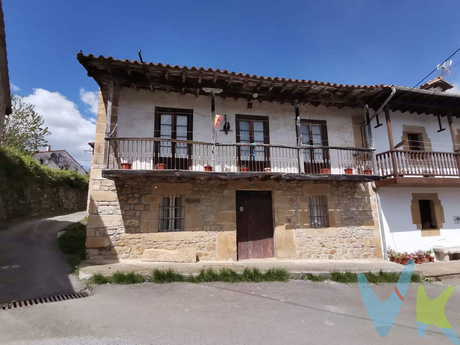 Casa de pueblo montañesa con amplia balconada de madera.  Se encuentra adosada por un lado, a reformar,  con fachada de piedra, balconada de madera típica montañesa y muy soleada.  Con perfecto acceso, luz y agua. Cuenta con un terreno destinado a huerto frente a la casa de 215 m2 .  .  En un barrio tranquilo en plenos valles pasiegos.  .  Si buscas un lugar para desconectar, este puede ser el tuyo. Los impuestos, gastos de notaría y registro no están incluidos en el precio