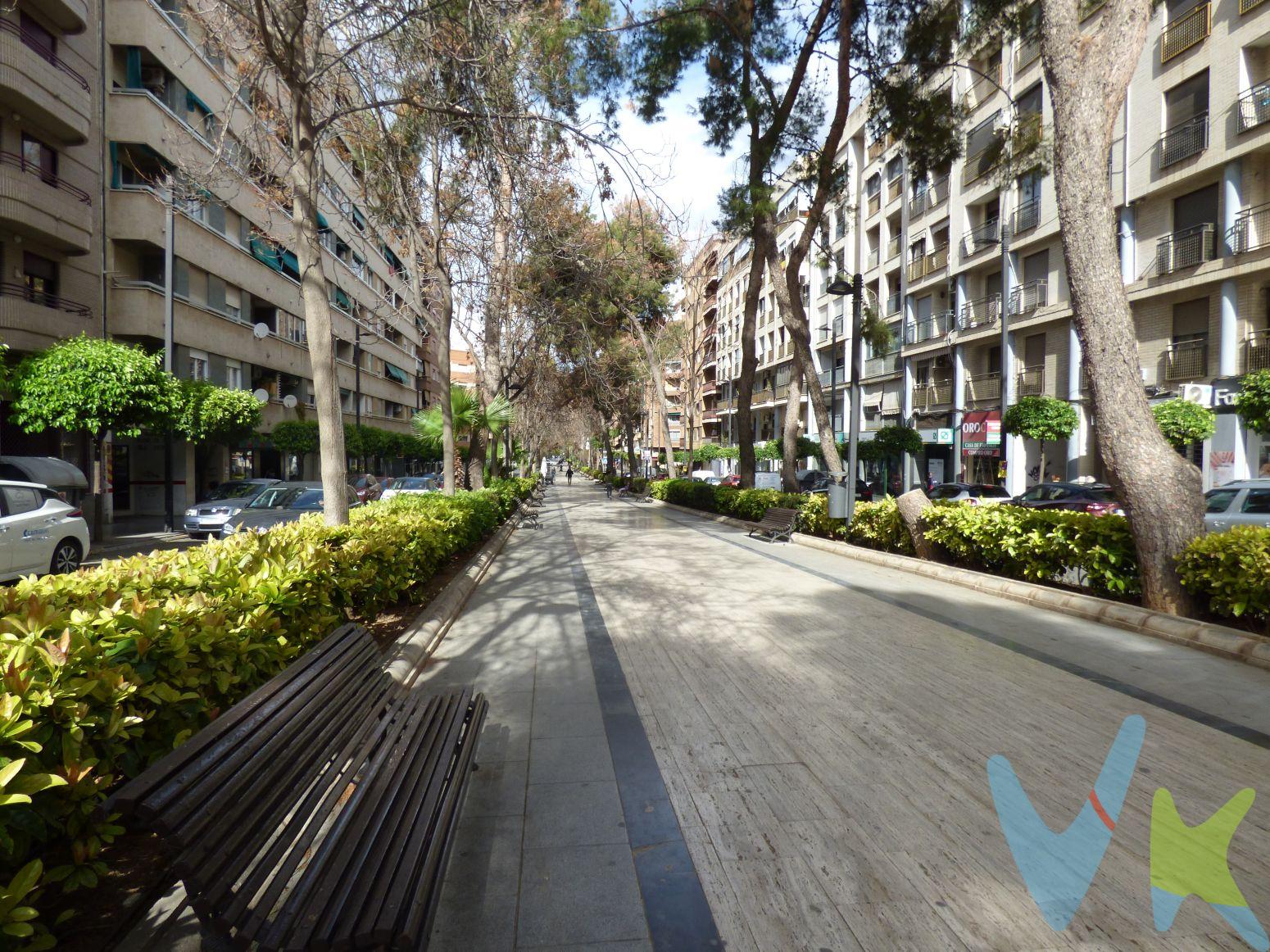 Si en Torrent quieres aparcar.. ¡una plaza de garaje has de comprar! Te presentamos esta plaza de garaje situada en el segundo sótano de la zona alta de la Avenida. A tan solo 3 minutos andando del metro Avinguda. Frente a la Feria. Muy bien ubicada. ¿A qué estas esperando? Deja de gastar dinero en gasolina y piensa que tu tiempo y tu salud vale más que estar dando vueltas para acabar aparcando mucho más lejos de lo que esperabas. 