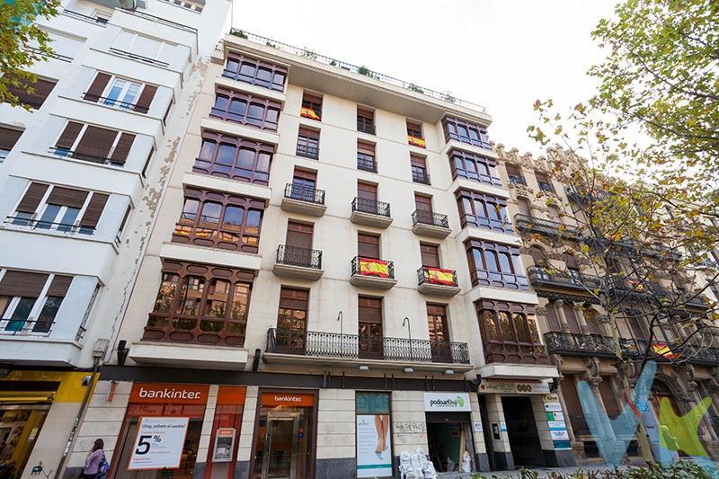 Hay viviendas que simplemente se visitan.. y otras que enamoran desde el primer paso. Esta es una de ellas. 🏡. En pleno paseo Sagasta, junto a el Corte Inglés, se encuentra este magnífico piso ubicado en una buena finca, ideal para quienes buscan comodidad y una de las mejores zonas de la ciudad. La vivienda se distribuye en dos amplios dormitorios dobles, destacando el dormitorio principal tipo suite, con baño privado y un agradable balcón donde disfrutar del primer café del día o de un merecido descanso al atardecer. Además, dispone de un segundo baño completo. La cocina, práctica y luminosa, cuenta con galería, un espacio extra siempre bienvenido. En cuanto a las calidades, encontrarás detalles que marcan la diferencia: aire acondicionado por conductos, elegantes suelos de mármol y techos altos, que aportan una sensación de amplitud y distinción difícil de igualar. Y para que no le falte absolutamente de nada, la vivienda incluye plaza de garaje y trastero. Porque encontrar aparcamiento en esta zona es un lujo.. ¡y aquí ya lo tiene resuelto! 😉🚗. Una oportunidad para vivir con estilo en una de las direcciones más emblemáticas de la ciudad. Solo falta una cosa: que vengas a descubrirla en persona. *NOTA HISTÓRICA: Práxedes Mateo Sagasta, ingeniero y político español que fue presidente del Consejo de Ministros varias veces a finales del siglo XIX. La vía fue nombrada así a principios del siglo XX para homenajear su figura durante el periodo de gran crecimiento de la ciudad. **Gastos e impuestos no incluidos. A título orientativo, en segundas transmisiones, el comprador abonará: Impuesto sobre Transmisiones Patrimoniales (ITP), tipo general en Aragón al 8% (*). Base de cálculo: mayor valor entre precio de compraventa o valor de referencia catastral. Gastos de Notaría y Registro: Aranceles variables según precio, número de copias y complejidad; cálculo según tarifas normativas. Si se precisa hipoteca: Tasación, condiciones y costes bancarios según entidad elegida por el comprador; así como gastos de gestoría y cualesquiera otros inherentes a la compraventa. No se incluyen otros gastos o tributos que puedan por Ley corresponder al comprador. Operación sujeta a doble mediación. Existen honorarios a cargo del comprador, salvo pacto en contrario, no incluidos en PVP. El consumidor conforme a la normativa vigente podrá solicitar información y documentación adicional relativa al inmueble, sus características, condiciones de la operación y del servicio de mediación en la oficina y/o a través de nuestro teléfono de contacto o mail. La agencia actúa exclusivamente como intermediaria en la compraventa, cuyas condiciones, en todo caso, estarán sujetas a la aceptación expresa del vendedor del inmueble y posterior formalización del contrato. La información suministrada se corresponde con la disponible a la fecha de publicación, pudiendo variar en función de las circunstancias o actualizaciones legales, contractuales y fiscales. Anuncio de carácter meramente informativo. Para una información exhaustiva sobre el funcionamiento, tipos impositivos y bonificaciones del ITP en Aragón, puede consultar el portal oficial de la Agencia Tributaria Autonómica. Tarifas notariales y registrales reguladas en el Anexo I del Real Decreto 1426/1989 y Anexo I del Real Decreto 1427/1989, respectivamente. Anuncio no vinculante, puede contener errores.