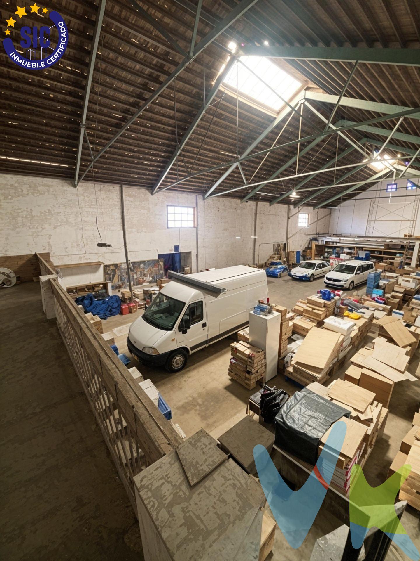 🏭 Nave industrial en venta – Carcaixent (C/ Cánovas del Castillo). ●	Superficie útil: 950 m². ●	Espacio principal: diáfano. ●	Accesos: puerta de gran tamaño + garaje interior con salida a otra calle. ●	Dependencias: oficina, aseo y 3 habitaciones auxiliares. ●	Almacenaje extra: 2 altillos en extremos opuestos de la nave. ●	Ubicación: zona urbana, buena accesibilidad a vías principales. 💶 Precio de traspaso: 240.000 €. Ideal para actividades industriales, logísticas o de almacenaje. 📞 Más información y visitas sin compromiso. La descripción del presente inmueble e imágenes tienen mero carácter informativo y en ningún caso carácter contractual, pudiendo ser modificados por la inmobiliaria comercializadora sin que ello implique responsabilidad alguna frente a terceros. En el precio de venta a público, esta propiedad NO incluye los gastos de adquisición (Notario, registro, gestión, honorarios, etc..). 