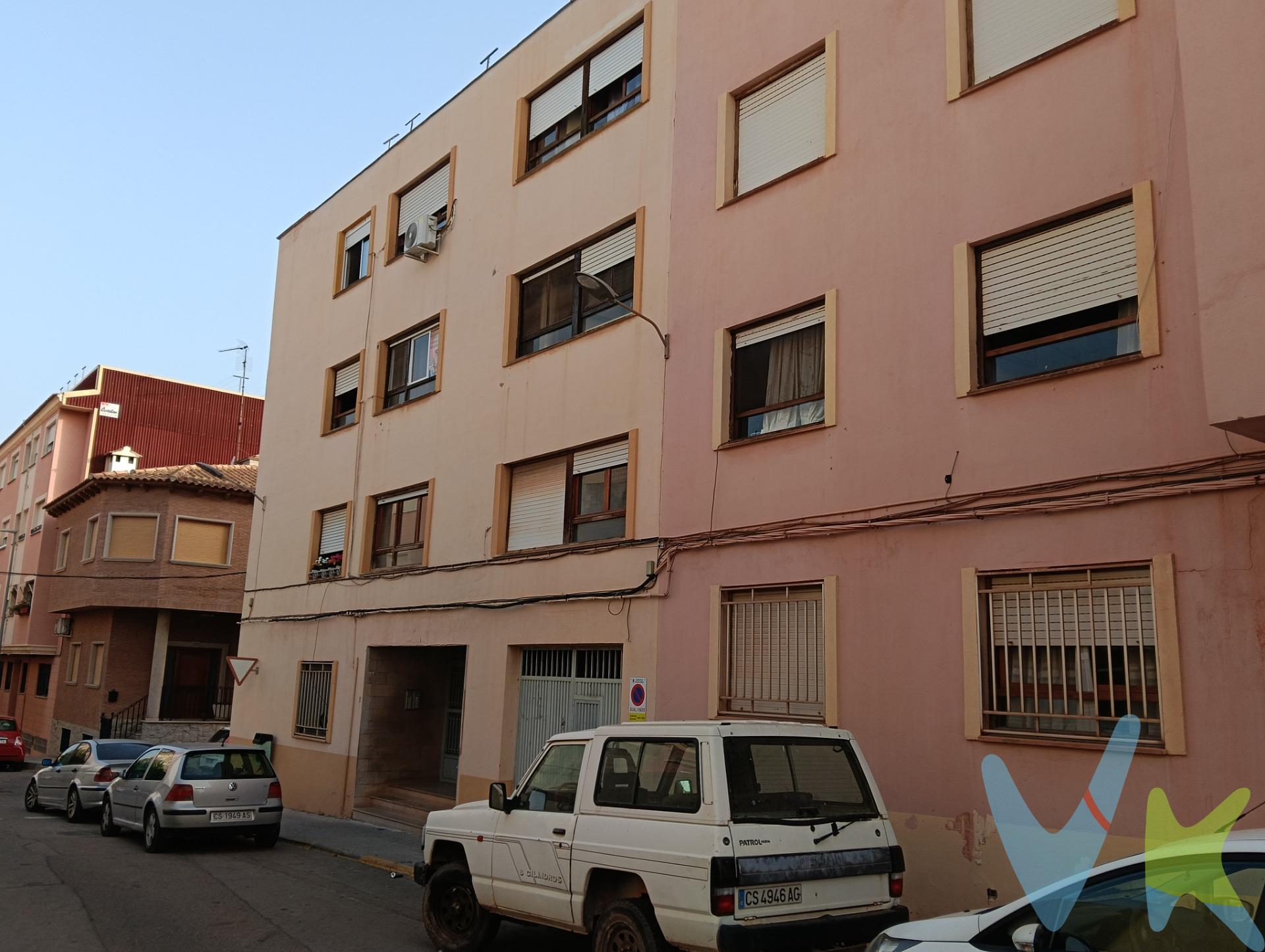 Piso económico para reforma integral. Vivienda en edificio sin ascensor, en planta primera, de tres dormitorios ideal para reformar y destinar a primera vivienda o al alquiler. ✨ ¡No dejes escapar esta oportunidad de vivir donde siempre has querido!                                                                                                                                                                                                                                            Por mandato expreso del propietario comercializamos este inmueble mediante contrato de multi-exclusiva, por el cual numerosas agencias colaboradoras, nacionales e internacionales, ofrecen esta vivienda a sus potenciales compradores, todo ello garantizando un servicio de calidad, un trato fácil, sencillo y sin interferencias de terceros, ya que la gestión es a través de nuestra agencia. *Impuestos, gastos de compraventa tales como honorarios agencia y financiación no incluidos. 