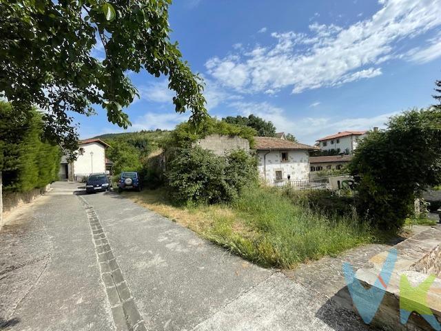 Solar urbano consolidado en pleno centro del casco urbano de la localidad de Sorauren. Se trata de una parcela de 261 m2 en escritura y 307,98 m2 en catastro; que cuenta con una construcción  de piedra en estado de ruina en planta baja con una superficie de ocupación en planta de 122 m2. El planeamiento urbanístico permite la siguiente edificación:. -Ocupación mínima en planta baja 122 m2 construidos (construcción consolidada). -Edificabilidad máxima: 250 m2 construidos. -Altura mínima: Planta baja + Planta 1 o Planta baja + Ático bajo cubierta. -Altura Máxima: Planta baja + Planta 1 + Ático. Con una altura máxima de 8 metros. Si está buscando una parcela para construir su propia vivienda en un entorno rural pero a un paso de Pamplona, no lo dude porque esta es su oportunidad.