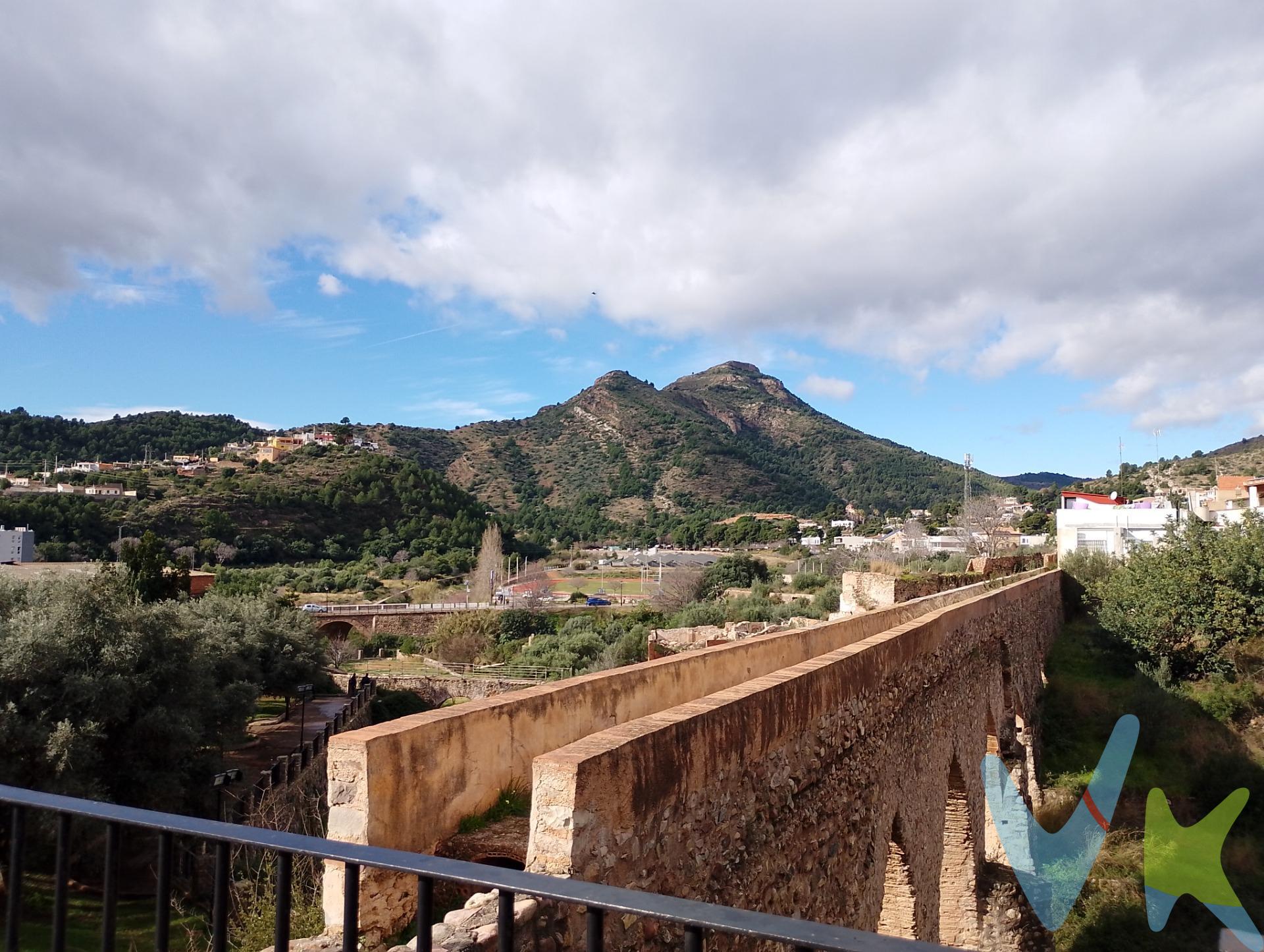 . Te presentamos esta casa cantonera de 109 m² construidos sobre un solar de 90 m², una propiedad con gran potencial situada en pleno barrio histórico, muy cerca del emblemático acueducto y en el encantador barrio del Roser. La vivienda requiere reparación estructural, pero su interior se encuentra prácticamente como un lienzo en blanco, ideal para diseñar y personalizar cada espacio a tu gusto. Una ocasión perfecta para quienes desean crear un hogar totalmente adaptado a su estilo o para inversores con visión. Su ubicación privilegiada, en una zona con carácter y tradición, permite disfrutar de un entorno auténtico, con magníficas vistas en los alrededores y el encanto de vivir en una de las áreas con más historia de la población.  Si buscas un proyecto con personalidad, en una ubicación especial y con infinitas posibilidades, esta propiedad puede convertirse en algo verdaderamente único. No incluidos en el precio de venta , impuestos registro y notaría