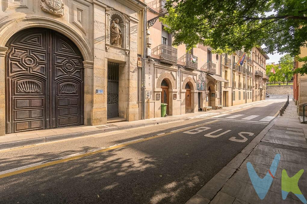 VENTA DE NUDA PROPIEDAD – PISO EN EL CASCO VIEJO DE PAMPLONA
Oportunidad de inversión en el corazón del Casco Viejo de Pamplona.
Se vende la nuda propiedad de un acogedor piso ubicado en una de las zonas con mayor encanto histórico y demanda residencial de la ciudad. La vivienda dispone de una habitación con vestidor, cocina independiente, baño completo y un amplio salón-comedor de aproximadamente 30 m², que aporta luminosidad y gran sensación de espacio.
La propiedad destaca por su excelente ubicación, rodeada de servicios, comercios, oferta cultural y gastronómica, así como por su atractivo potencial de revalorización. Además, existe la previsión de instalación de ascensor en el edificio, una mejora que incrementará notablemente la accesibilidad y el valor futuro del inmueble.
Se trata de una opción especialmente interesante para inversores patrimoniales que buscan adquirir un inmueble en una ubicación privilegiada con perspectivas de apreciación a medio y largo plazo.
¿Qué es la nuda propiedad?
La nuda propiedad es una modalidad de compraventa mediante la cual el comprador adquiere la titularidad del inmueble, mientras que el vendedor conserva el usufructo vitalicio (o durante el plazo acordado), manteniendo el derecho a utilizar y disfrutar de la vivienda. Cuando el usufructo se extingue, el nudo propietario pasa a disponer del pleno dominio del inmueble sin necesidad de realizar ningún trámite adicional de compra.
Ideal para inversores que buscan una inversión segura en una de las zonas más emblemáticas de Pamplona, con potencial de revalorización y futura mejora de accesibilidad gracias al proyecto de instalación de ascensor.
INFORMACIÓN LEGAL
▪ Información meramente orientativa, sin carácter contractual.
▪ Superficies y características aproximadas, con finalidad descriptiva.
▪ En el precio de venta están incluidos los honorarios de la agencia inmobiliaria, que serán asumidos por la parte vendedora.
▪ El precio indicado no incluye los gastos e impuestos derivados de la compraventa a cargo del comprador (Notaría, Registro de la Propiedad, I.T.P., A.J.D. o I.V.A., según corresponda), ni otros posibles gastos asociados.
▪ El inmueble se transmite sin mobiliario ni otros enseres, salvo que se indique expresamente lo contrario.
 
A modo orientativo en Navarra:
▪ Notaría y Registro: 1%–1,5%.
▪ ITP: tipo general 6% (con posibles bonificaciones).
▪ AJD: aprox. 0,5%–1%.