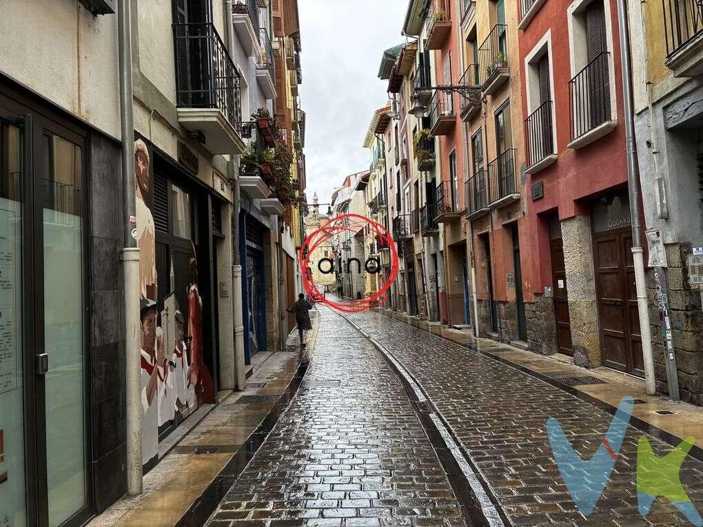Se vende bajera tipo almacén en pleno Casco Antiguo de Pamplona, situada en la Calle Descalzos, una zona céntrica y con gran encanto dentro del casco histórico de la ciudad.
El local cuenta con 34 m² construidos y 32 m² útiles, con acceso a pie de calle, lo que facilita su uso como espacio de almacenaje o pequeño almacén para particulares o profesionales.
Actualmente está acondicionado como bajera tipo almacén y se distribuye en dos salas, ofreciendo un espacio funcional y aprovechable según las necesidades.
Una buena oportunidad para disponer de un espacio propio en el centro histórico.
INFORMACIÓN LEGAL A TENER EN CUENTA:
ℹ️ Los datos y superficies indicados son aproximados y tienen carácter meramente informativo, sin valor contractual.
El precio de venta no incluye impuestos ni gastos derivados de la transmisión. La compra conlleva impuestos y gastos de formalización para el comprador:

Impuesto I.T.P. (Impuesto de Transmisiones Patrimoniales 6% (Consultar condiciones concretas según circunstancias personales o régimen fiscal aplicable) 
Gastos de Notaría y Registro aproximadamente 1,5%, 
Gastos financieros si se contrata hipoteca.

Los honorarios de intermediación inmobiliaria corren a cargo del vendedor 
¡NO COBRAMOS HONORARIOS AL COMPRADOR!