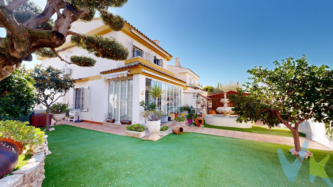 Espectacular villa a 3 minutos de la playa con gran piscina privada y jardín  La casa donde vivimos es un fiel reflejo de cómo somos, casas hay muchas pero solo unas pocas pueden convertirse en el verdadero rincón de tu felicidad, en este caso tenemos el placer de presentarles esta maravillosa VILLA a 3 MINUTOS DE LA PLAYA en una de las zonas más demandadas de Benicàssim de 4 HABITACIONES, 3 BAÑOS Y PISCINA PRIVADA. Cualquier detalle de la casa se puede modificar, actualizar o adaptar al gusto y necesidades de sus propietarios, pero, de momento, los metros que dispone y la ubicación se caracteriza por su importancia e invariabilidad.  La propiedad consta de 368m² rodeada de zona ajardinada con arboles como naranjo, limonero, níspero etc., preciosa fuente en la entrada, piscina privada de gran tamaño con zona techada chillout, encantadora casa anexa con paellero y bodega con espacio suficiente para comer dentro y porche exterior para disfrutar de tus mejores veladas.  La vivienda consta de 2 plantas de un total de 156m². En la planta baja nos encontramos un agradable salón con chimenea de leña que da acceso a una terraza acristalada con cristales de alta calidad plegables modo acordeón para poder disfrutar de un ambiente cerrado o completamente abierto. Gran cocina office, baño completo, zona despensa y lavandería, garaje de 21m² y zona cocina extra interna.  En la planta de arriba se encuentran las habitaciones para una mayor privacidad. Tiene 4 habitaciones dobles y dos baños, uno de ellos en suite (con baño incorporado).   Y qué decir de sus excelentes acabados, la vivienda está hecha con materiales de calidad y pensada para disfrutar de la mayor comodidad. Dispone de chimenea de leña, deposito de gasoil tanto para agua caliente como radiadores, termo de butano extra, splits de aire acondicionado frio-calor, rejas en las ventanas y mosquiteras a medida. En la entrada de la vivienda tiene dos trasteros de gran capacidad ideales para guardar el material de la playa, bicis, maletas, etc.. La propiedad tiene puerta de acceso tanto por delante como por detrás de la misma.   No todos los días aparece una vivienda tan completa como esta, no dudes en ser el primero en llamarnos.    Si tienes que vender antes tu vivienda, llámanos y te asesoramos cómo hacerlo para además tener los mínimos gastos posibles y todas las garantías.  Agencia Registrada con el nº00516 en el Registro Obligatorio de Agentes Inmobiliarios de la Comunidad Valenciana    Por mandato expreso del propietario, COMERCIALIZAMOS ESTE INMUEBLE EN EXCLUSIVA, lo que le garantiza el acceso a toda la información, a un servicio de calidad, un trato fácil, sencillo y sin interferencias de terceros. Por este motivo, se ruega NO MOLESTAR AL PROPIETARIO, a los ocupantes de la propiedad o a los vecinos. Muchas gracias por su comprensión.   La oferta está sujeta a cambios de precio o retirada del mercado sin previo aviso. Este anuncio en su conjunto, incluyendo textos, fotos, imágenes o cualquier otro contenido de este, no es vinculante dado que la información es ofrecida por terceros y puede contener errores. Se muestra a título informativo y no contractual.  El precio anunciado NO INCLUYE los impuestos, ni los gastos como, Notario, Registro de la Propiedad, ni los honorarios de la agencia inmobiliaria.  Esta propiedad se pone a la venta con toda la documentación comprobada y en regla, por lo que ofrecemos GARANTIAS a los compradores.  