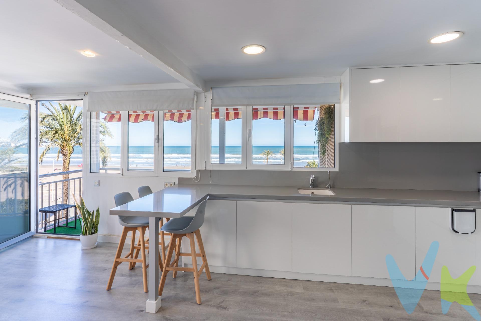 Imagina despertar cada mañana con la luz suave del Mediterráneo entrando por la ventana. No necesitas abrir los ojos del todo para saber dónde estás: el sonido de las olas ya te lo susurra. Estás en casa. Este exclusivo piso en el emblemático Edificio Delfín de Cullera, en primera línea de playa, no es solo una vivienda reformada, es una experiencia diaria de calma, belleza y conexión con el mar. Ubicado en una cuarta planta, cada estancia ha sido diseñada para que el horizonte azul forme parte de tu vida. Desde todas las habitaciones se ve el mar, creando una sensación constante de amplitud, libertad y serenidad. La vivienda ha sido reformada integralmente con un gusto exquisito:. al entrar, el espacio fluye de forma natural gracias a su cocina integrada en el salón, pensada para compartir momentos, risas y largas sobremesas con el Mediterráneo como telón de fondo. El suelo de tarima cálida bajo tus pies y las paredes lisas aportan una estética contemporánea, limpia y acogedora. Todo invita a quedarse, a bajar el ritmo, a disfrutar. Cuenta con tres habitaciones, pero una de ellas no es solo un dormitorio:. es tu refugio. La suite principal con vestidor y baño privado se convierte en un espacio íntimo donde el mar también te acompaña, incluso en tus momentos más personales. Los otros dos dormitorios respiran luz y calma, perfectos para familia, invitados o incluso ese despacho frente al mar con el que siempre has soñado. Cierra los ojos un segundo…. Siente la brisa al caer la tarde. Escucha el ritmo constante de las olas. Observa cómo el cielo cambia de color desde tu salón. Aquí no vienes solo a vivir. Vienes a sentir el Mediterráneo cada día. El precio no incluye gastos de notaría y registro (1.500€-2.000€) ni impuesto de transmisiones patrimoniales con un tipo máximo del 9% sobre el precio de venta a partir de junio 2.026. SIN COMISIONES DE AGENCIA y el precio incluye el uso de una plaza de parking descubierto a los pies de casa.  