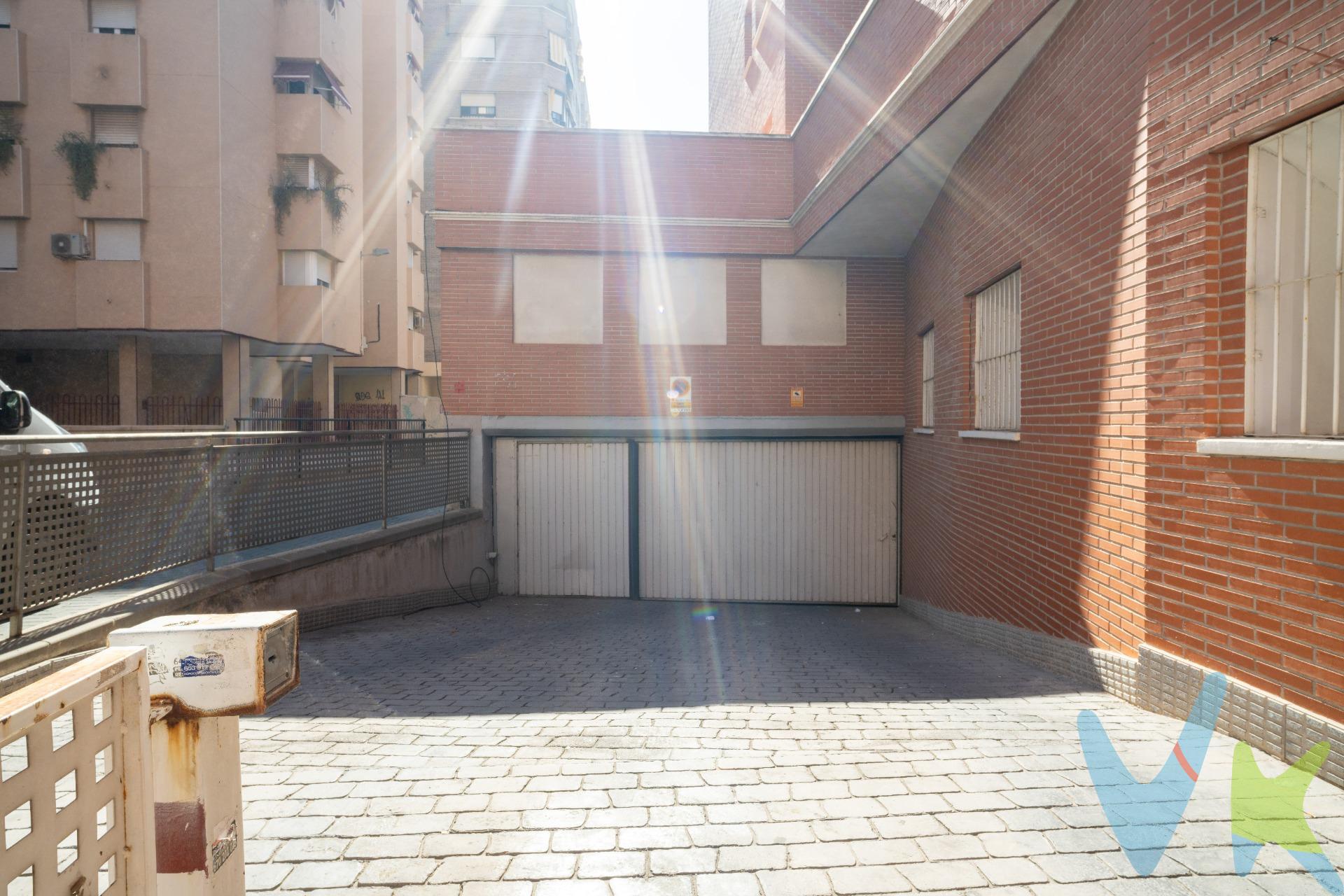 PLAZA DE PARKING Y TRASTERO EN SAN ANTÓN, MURCIA. Descubre esta plaza de aparcamiento y trastero, una oportunidad única en el codiciado barrio de San Antón. Situado en la planta -3 del Edificio Loani, en la Calle Las Norias, 7, esta propiedad destaca por sus características que la convierten en una opción ideal para residentes, trabajadores y propietarios de negocios en la zona. CARACTERÍSTICAS DE LA PLAZA Y TRASTERO - ¡No olvide acceder a las fotos!. - Plaza de aparcamiento: Según catastro, la superficie construida de 31 m² y, según mediciones, la superficie útil de 14,72 m² (3,20 x 4,60 m). Fácil de aparcar, sin paredes colindantes. - Trastero: Según catastro, la superficie construida de 5 m² y, según mediciones, la superficie útil de 4 m² (1,60 x 2,50 m). Ubicado justo delante de la plaza de aparcamiento. - Acceso rápido: Junto a la salida de la escalera y ascensor, facilitando el acceso peatonal. BARRIO DE SAN ANTÓN: TRADICIÓN Y MODERNIDAD. Historia y Encanto: Un barrio con solera, donde la historia industrial se entrelaza con la vida contemporánea. Cercanía al Centro: A minutos del centro de Murcia, cerca de tiendas, restaurantes y servicios. Entorno Verde: Rodeado de jardines como el Jardín de la Seda, ofrece un retiro tranquilo en la ciudad. VALOR COMO INVERSIÓN. Esta plaza de aparcamiento y trastero representan una propiedad estratégica, ideal para quienes buscan una solución de estacionamiento en un área con alta demanda. La proximidad al centro de Murcia y la falta de aparcamiento en la zona aumentan su valor. Además, es especialmente interesante para quienes tienen un negocio o trabajan en el centro de Murcia, ofreciendo comodidad y accesibilidad diaria. NOTA. Los gastos de compra no están incluidos en el precio de venta. Comercializamos este inmueble en multiexclusiva. Se ruega no molestar a la propiedad y/o vecinos. La oferta puede cambiar sin previo aviso. Este anuncio es informativo y no contractual. Cualquier otras condiciones que se quieran plantear, distintas a las expuestas, (como podría ser la compra de la plaza sin trastero), consúltenos posibilidades. Para más información, sea usted inversor, particular o agente inmobiliario, contáctenos. (Referencia: VPR00116)