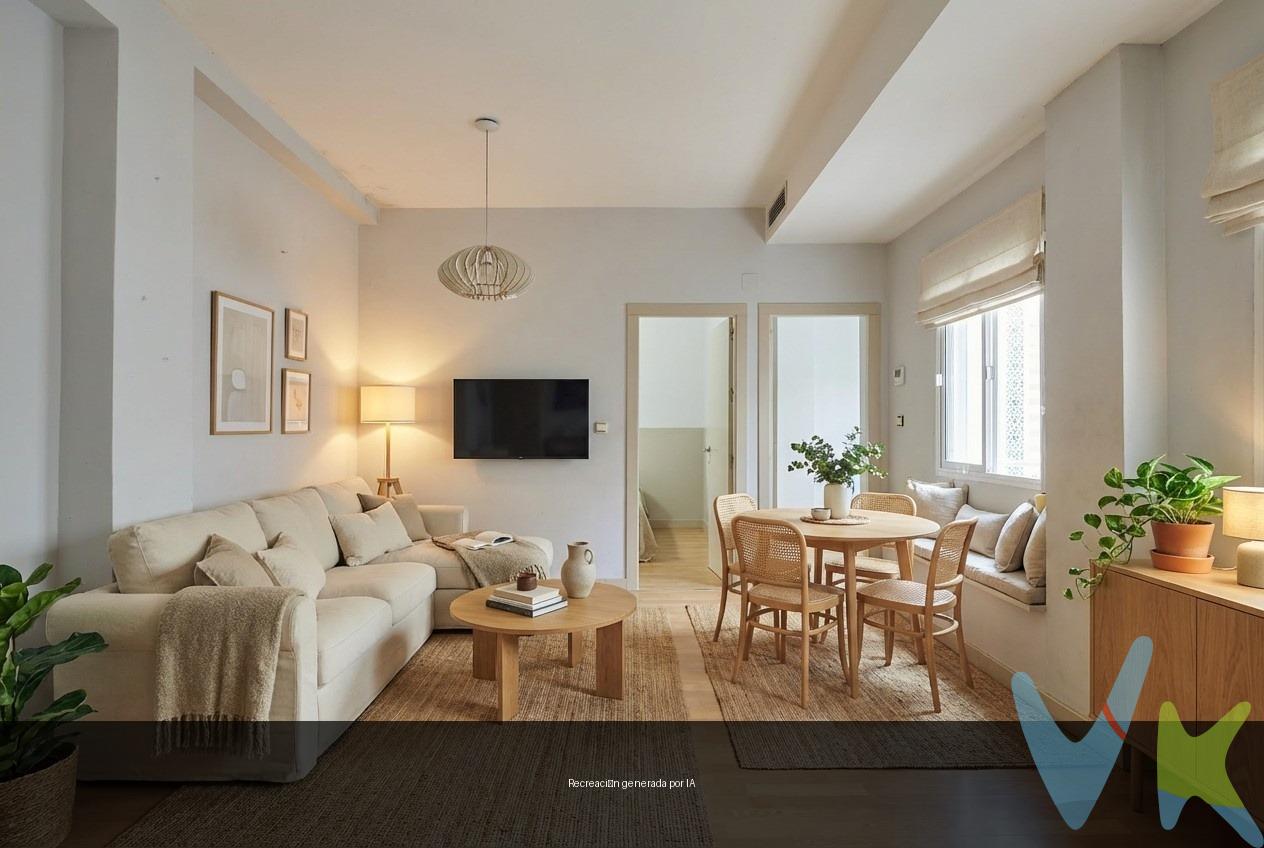 Vivir en el casco histórico de Cádiz suele implicar elegir entre ubicación o comodidad, pero esta casa equilibra ambas cosas muy bien. Está situada a un paso de la Plaza de San Antonio, en una zona inmejorable, dentro de una finca que se rehabilitó por completo y que se mantiene en perfecto estado. Es una primera planta que, aunque es interior, rompe con el mito de la falta de luz en el centro. Gracias a los patios de la finca y a su ventilación cruzada, la casa es luminosa y se siente muy fresca. Lo que más sorprende al entrar es el salón: es un espacio realmente amplio y diáfano, de esos que ya no se encuentran fácilmente, y que te da muchísimas opciones para organizarlo a tu gusto. La vivienda tiene dos dormitorios y un suelo de tarima que la hace muy acogedora. Además, cuenta con una ventaja importante: toda la climatización por conductos (tanto en el salón como en las habitaciones) es prácticamente nueva, con menos de dos años desde su compra. La cocina es independiente y se podría entregar con los muebles actuales. En el cuarto de baño habría que actualizar  la zona de la ducha en el cuarto de baño, pero el resto de la casa está muy bien cuidada. Es la opción ideal si buscas vivir en el corazón de la ciudad pero valoras el silencio y un espacio amplio para disfrutar el día a día. * Gastos, Impuestos y Honorarios de la Agencia no incluidos en el precio. *Si estás interesado en esta vivienda pero tienes que vender, contacta con nosotros, te ayudamos a encontrar comprador para tu vivienda. Periodo de validez de la publicación 31/12/2026