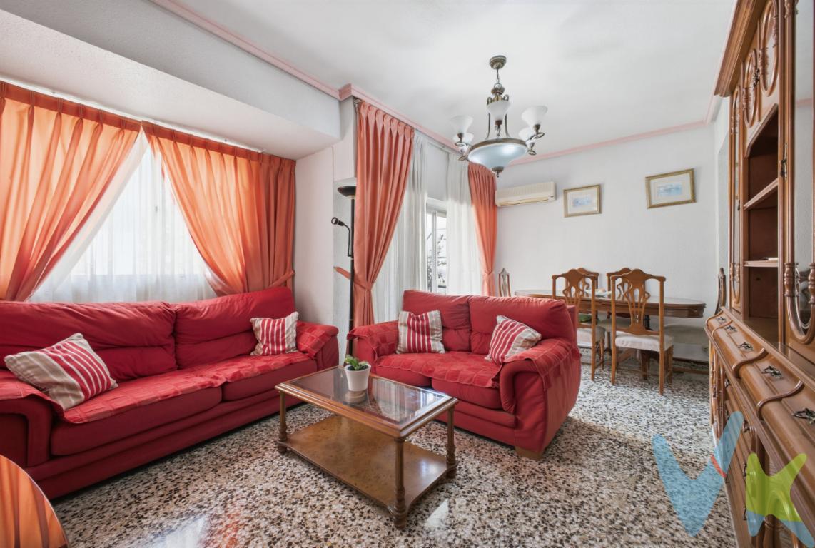 Oportunidad Única: Amplio piso en zona con todos los servicios.Presentamos esta  propiedad en venta ubicada en zona Blasco Ibañez  de Alaquas.Este espacioso piso, situado en la planta 2 de un edificio con ascensor construido en 1978 ofrece una distribución óptima con ventilación cruzada.Sus 90 metros útiles, y un total de 98 metros construidos, se traducen en un espacio ideal para toda la familia.Este encantador inmueble cuenta con cuatro amplias habitaciones, proporcionando un sinfín de posibilidades para su uso , cada estancia es un lienzo en blanco esperando ser adaptado a sus necesidades. El salón-comedor de buen tamaño perfecto para relajarse o disfrutar con amigos y familiares. desde aquí, se accede a un encantador balcón que se convierte en un espacio adicional para aprovechar al máximo los días soleados o simplemente disfrutar de las vistas .La cocina, amplia y funcional , con salida a  galería acristalada .Este piso destaca por su ubicación estratégica.  la proximidad a la estación de tren y las paradas de autobús facilita la movilidad diaria, conectando de manera eficiente con el resto de la ciudad. La zona es conocida por su tranquilidad y excelente accesibilidad a servicios como supermercados, centros de salud, colegios y espacios de ocio; haciendo de este lugar una opción ideal para quienes buscan una combinación de confort y comodidad. Para más información no dude en contactarnos, estaremos encantados de  poder ayudarte.!!   Gastos, Impuestos y Honorarios de Agencia Inmobiliaria no incluidos en el precio. Por mandato expreso del Propietario este Inmueble lo comercializamos en régimen de exclusiva. Nuestros asesores le facilitarán toda la información que precise, por lo que le rogamos no moleste al propietario o a los vecinos. Si usted es una Agencia Inmobiliaria y tiene un cliente interesado póngase en contacto con nosotros y estaremos encantados de colaborar.La descripción del presente inmueble e imágenes tienen carácter meramente informativo y en ningún caso carácter contractual, pudiendo ser modificados por la agencia inmobiliaria sin que ello implique responsabilidad alguna frente a terceros.