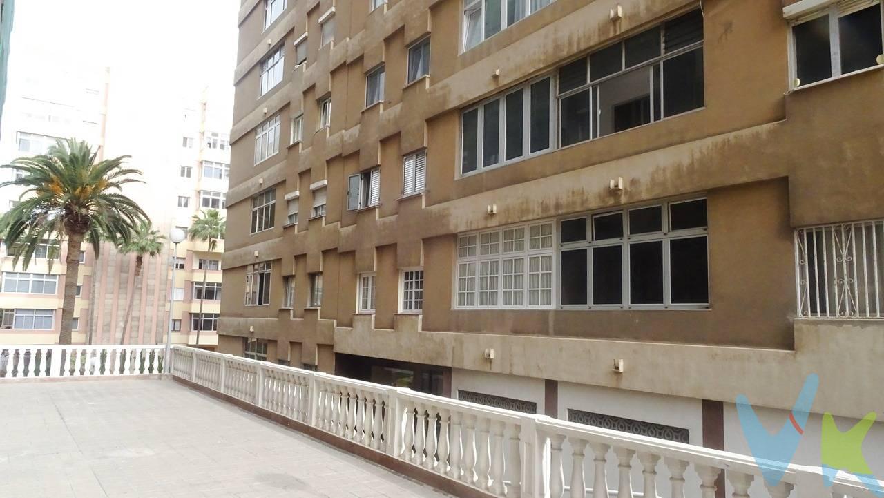 Se vende espectacular piso en la zona de Escaleritas, completamente reformado con materiales de alta calidad y un diseño moderno que combina confort y estilo. La vivienda es muy luminosa, gracias a sus grandes ventanales, consta de una amplio salón con excelente entrada de luz natural, con cuatro habitaciones espaciosas, ideales para familias , con baños modernos, reformados con acabados de alta calidad y una cocina independiente, totalmente equipada con electrodomésticos a estrenar (lavadora, lavavajillas, horno, frigorifico, termo y vitrocerámica). El piso tiene una reforma integral reciente con instalaciones, suelos y acabados actualizados. El piso consta también de luces Led integradas en todo el piso, canalización de internet y fibra en el salón y todas las habitaciones. Se encuentra  ubicado en una zona con todos los servicios: transporte público, supermercados, colegios y zonas comerciales, es perfecta para quienes buscan espacio, luz y comodidad en una de las zonas más demandadas. Los gastos e impuestos derivados de la compraventa no están incluidos en el precio. 