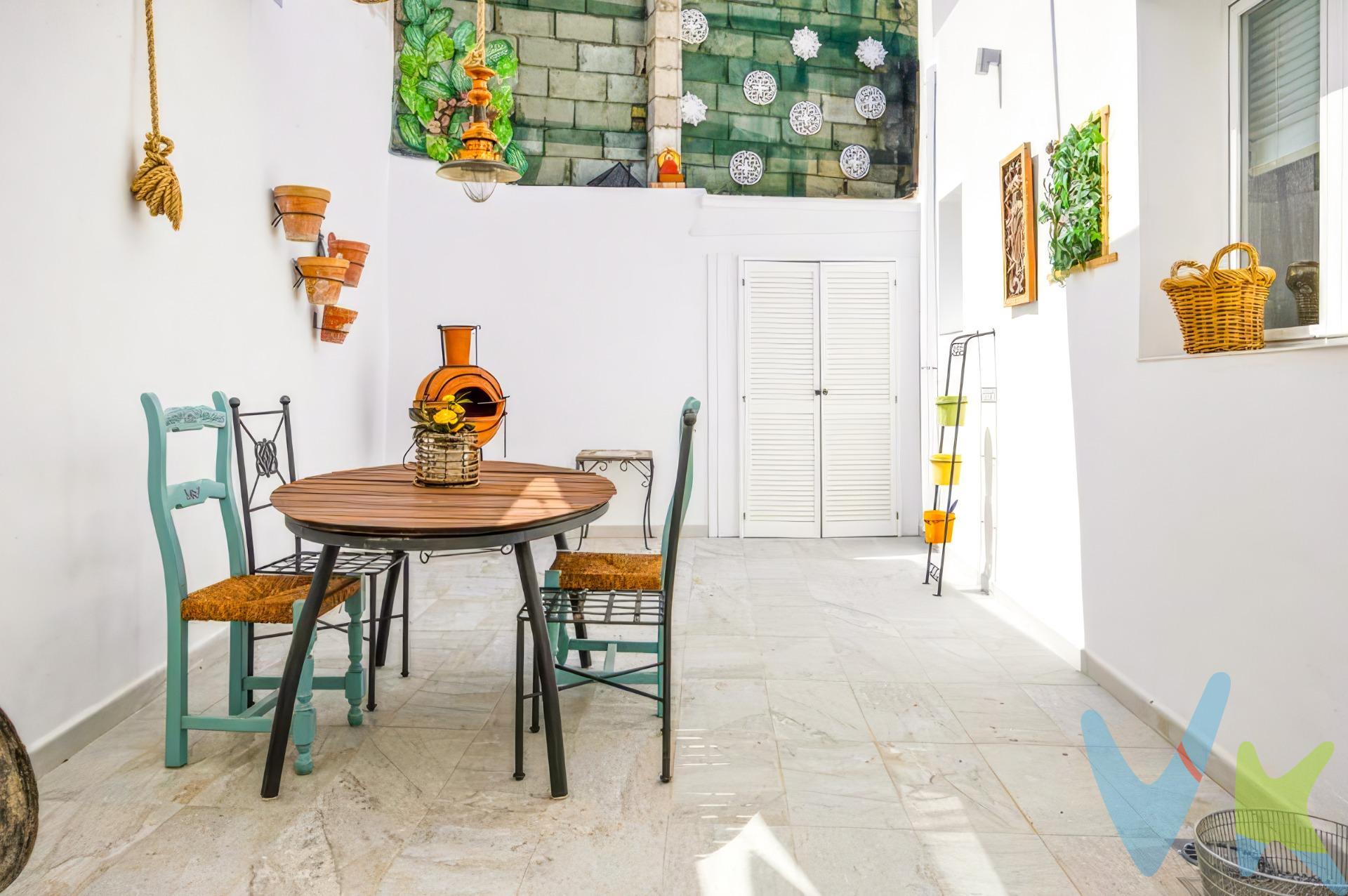 🏡 Espacios modernos y ¡un patio que es puro amor! . 🔥Olvídate de reformas estresantes. Aquí todo es nuevo, funcional y con un estilo muy 'fresh'. ¡Doble espacio exterior! Cuenta con un patio delantero ideal para tus plantas o el café de las mañanas, y un agradable patio interior con cuarto de lavadora independiente. ¡El sitio perfecto para tus barbacoas de verano o una cena con amigos bajo las estrellas! . 🛋️ Interior de diseño: Salón super acogedor, cocina moderna, baño completo y un dormitorio luminoso pensado para tu descanso.  La oportunidad que estabas esperando (¡y vuela!) . 🌴 ¡Tu propio oasis en Chiclana: Estilo moderno, patio top y potencial infinito! . ¿Pensando en independizarte, exprimir el verano eterno o hacer una inversión inteligente que se pague sola? . 🚀 ¡Deja de buscar! Te presentamos esta acogedora casa independiente totalmente reformada, con un diseño moderno, actual y lista para que traigas tus maletas y empieces a vivir la vida que te mereces. ¡Y todo a un precio imbatible que no te dejará temblando la cuenta! . 📍 Ubicación top: Chiclana y  Costa de Cádiz 🌊. ☀️Vivir aquí es como estar de vacaciones todo el año. Disfruta de una localización práctica y estratégica:. 🏄‍♂️ Modo playa 24/7: A un paso de las mejores playas de España, como La Barrosa. Arena fina, aguas cristalinas y los atardeceres más instagrameables del país. 🌡️ Clima insuperable: Más de 300 días de sol al año para disfrutar de la terraza, la costa y los planes al aire libre. 🚗 Conectado con todo: Ubicación súper cómoda en Chiclana para moverte sin dramas, trabajar o salir de fiesta. ¿A qué esperas para venir a verla ?. 📞 ¡Escríbenos  o llámanos ya antes de que alguien se te adelante! Tu nueva vida te espera en Chiclana. 🔑💙. Comercializamos este inmueble en exclusiva para garantizarte toda la información necesaria junto a un servicio excepcional. En cumplimiento del Decreto Junta Andalucía 218/2005 del 11 Octubre, informamos al cliente que los gastos notariales e impuestos no están incluidos en el precio € . Si tienes dudas acerca de la compraventa , llámanos ; estaremos encantados de asesorarle !. Igualmente disponemos de un Seguro de Caución para garantizar las cantidades entregadas a nuestra Agencia en concepto de Reserva y/o Arras. Impuestos y gastos de la compraventa:. El comprador puede consultar de forma oficial los impuestos aplicables (ITP, AJD, etc.) en la web de la Junta de Andalucía:. https://www.juntadeandalucia.es/organismos/economiahaciendayfondoseuropeos/areas/tributos-juego/tributos/paginas/impuestos-cedidos-transmisiones.html. Si tiene cualquier duda sobre los gastos de la compraventa, llámenos y estaremos encantados de asesorarle de forma clara y personalizada. 