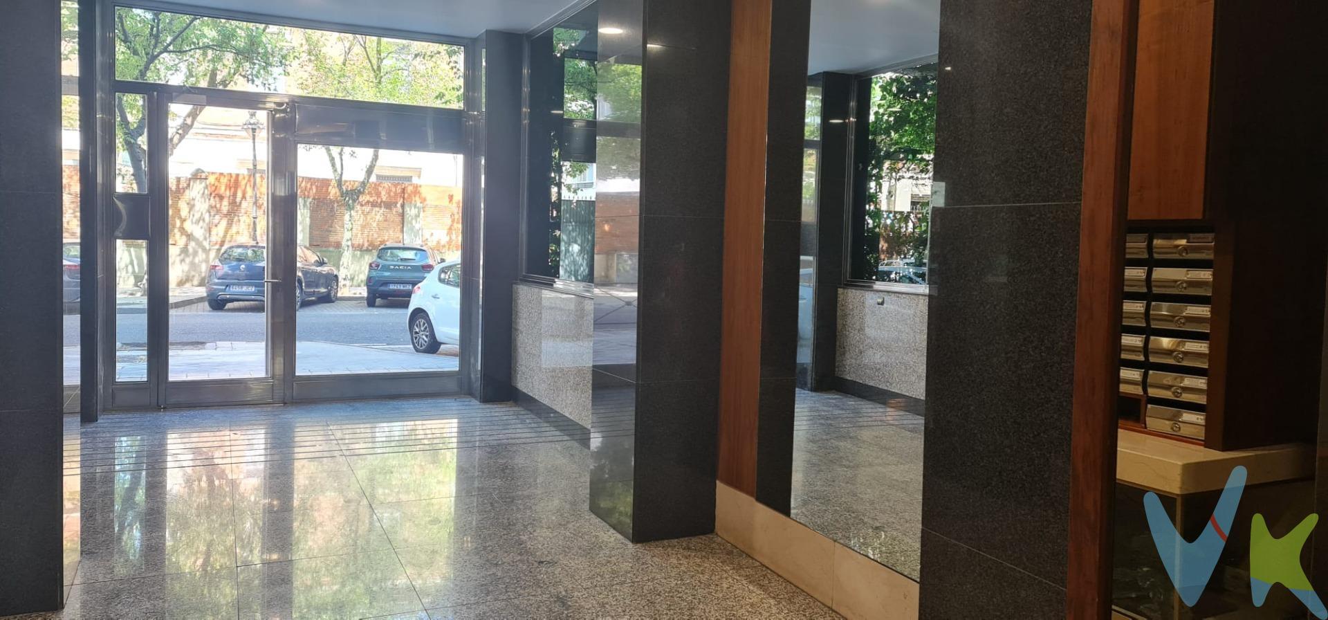 Presentamos una excepcional vivienda interior en venta, ubicada a pocos pasos de la emblemática Plaza de Santa Cruz y la Plaza de San Juan. Esta propiedad destaca por su luminosidad, gracias a sus amplias ventanas que ofrecen vistas al patio y jardines comunitarios, creando un ambiente cálido y acogedor. Consta de tres habitaciones bien distribuidas y dos baños completos: uno equipado con bañera para momentos relajantes y otro con plato de ducha funcional. La cocina es independiente e ilumina el espacio adicionalmente desde un práctico patio de luces. El salón se presenta como una estancia amplia pulmonando luz natural durante todo el día; cuenta además con una galería acristalada perfecta para disfrutar del entorno sin salir del hogar. Incluye garaje privado  así como trastero para mayor comodidad en almacenamiento personal o familiar. Su ubicación estratégica permite acceso directo a colegios concertados situados justo enfrente, facilitando las necesidades educativas diarias; también está muy cerca.de la Universidad local lo cual representa una gran ventaja tanto si eres estudiante como profesional docente o investigador.Con todos los servicios necesarios alrededor –supermercados, farmacias, cafeterías etc.– esta oferta inmobiliaria no solo es ideal sino práctica.