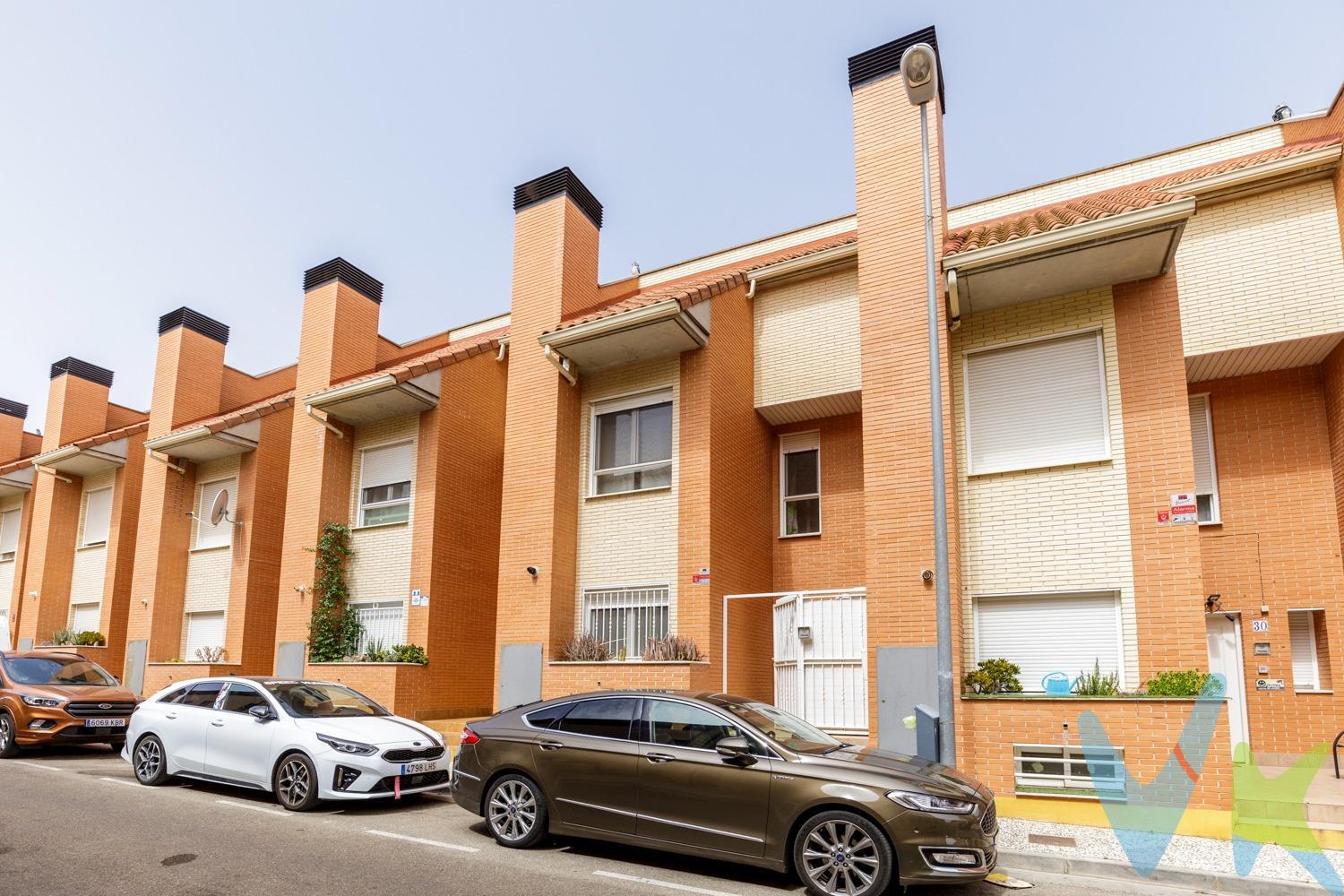Magnífico adosado con jardín, bodega y buhardilla en María de Huerva. Presentamos esta fantástica vivienda adosada situada en una de las mejores zonas de María de Huerva, en un entorno residencial tranquilo, agradable y perfectamente comunicado. La vivienda cuenta con 161 m² útiles, además de un acogedor jardín privado y una agradable terraza en la planta abuhardillada, ideal para disfrutar del aire libre y de agradables momentos de descanso. La casa se encuentra en muy buen estado de conservación, cuidada al detalle y lista para entrar a vivir. Su distribución, amplitud y luminosidad proporcionan comodidad y funcionalidad para toda la familia. Dispone de tres dormitorios, dos baños completos y un aseo de cortesía, ofreciendo espacios cómodos y bien aprovechados para el día a día. Uno de sus rincones más especiales es la bodega con chimenea, perfecta para reuniones familiares, celebraciones o agradables veladas durante los meses de invierno. La planta superior cuenta con una versátil buhardilla con acceso directo a una terraza, un espacio ideal como despacho, sala de juegos, zona de descanso o dormitorio adicional. La vivienda dispone también de garaje privado con capacidad para dos vehículos, proporcionando comodidad y un valioso espacio adicional de almacenamiento. Para garantizar el máximo confort durante todo el año, cuenta con calefacción individual de gas y aire acondicionado por conductos. Una excelente oportunidad para quienes buscan una vivienda amplia, cómoda, cuidada y con espacios exteriores, situada en una de las zonas más valoradas de María de Huerva. **Gastos e impuestos no incluidos. A título orientativo, en segundas transmisiones, el comprador abonará: Impuesto sobre Transmisiones Patrimoniales (ITP), tipo general en Aragón al 8% (*). Base de cálculo: mayor valor entre precio de compraventa o valor de referencia catastral. Gastos de Notaría y Registro: aranceles variables según precio, número de copias y complejidad; cálculo según tarifas normativas. Si se precisa hipoteca: tasación, condiciones y costes bancarios según entidad elegida por el comprador, así como gastos de gestoría y cualesquiera otros inherentes a la compraventa. No se incluyen otros gastos o tributos que puedan corresponder legalmente al comprador. Operación sujeta a doble mediación. Existen honorarios a cargo del comprador, salvo pacto en contrario, no incluidos en el precio de venta.**. **El consumidor, conforme a la normativa vigente, podrá solicitar información y documentación adicional relativa al inmueble, sus características, las condiciones de la operación y el servicio de mediación en nuestra oficina, por teléfono o mediante correo electrónico. La agencia actúa exclusivamente como intermediaria en la compraventa, cuyas condiciones estarán sujetas a la aceptación expresa del vendedor y a la posterior formalización del correspondiente contrato. La información suministrada se corresponde con la disponible en la fecha de publicación y puede variar en función de las circunstancias o de futuras actualizaciones legales, contractuales o fiscales. Anuncio de carácter meramente informativo y no vinculante; puede contener errores. 