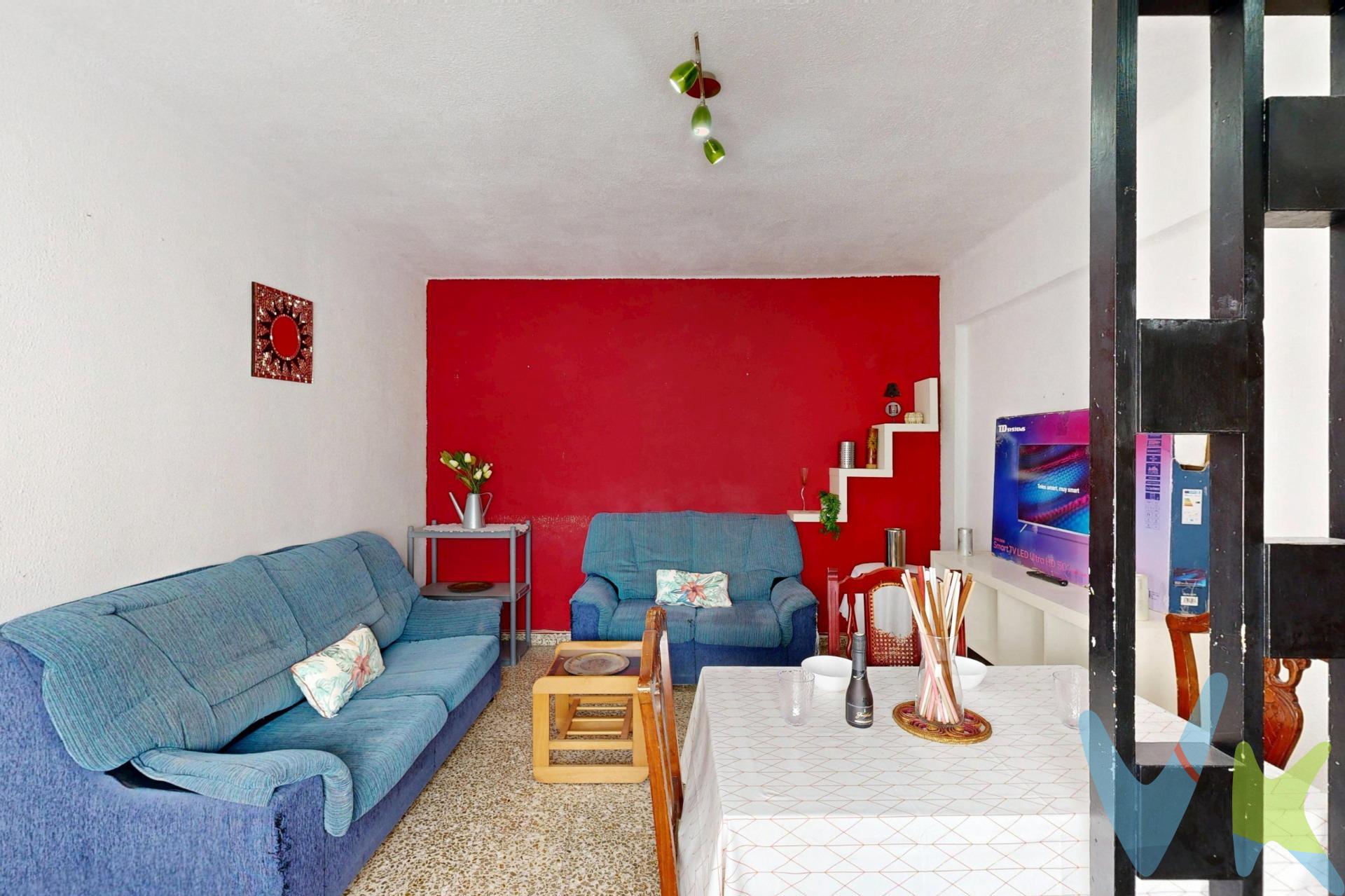 TE PRESENTAMOS este 9º piso en la solicitada zona de los Juncos en Cartagena ( PARA REFORMAR ).Cuenta con unas impresionantes vistas que te dejarán sin aliento y una orientación privilegiada, esta propiedad ofrece un lienzo perfecto para transformar tus sueños en realidad a través de su reforma. El espacio cuenta con 3 amplios dormitorios; uno de ellos equipado con armario empotrado, ideal para maximizar tu almacenamiento. Además, dispone de un cuarto baño completo y una cocina funcional acompañada por una galería cerrada que brinda versatilidad al área culinaria. Su  salón-comedor se convertirá rápidamente en el corazón del hogar donde podrás disfrutar momentos inolvidables junto a familiares y amigos. La ubicación es otro gran atractivo: estarás rodeado por panaderías , supermercados convenientes, farmacias útiles e instituciones educativas cercanas; todo lo necesario para facilitar tu día a día está aquí mismo. Sin olvidar la comodidad del transporte público cercano que te conecta fácilmente con otros puntos importantes de la ciudad o ese paseo revitalizante hacia el centro apenas diez minutos andando! Imagina cómo quedaría tras realizar las reformas adecuadas.. ¡definitivamente será impresionante!. Para finalizar, queremos ofrecerte una experiencia inmobiliaria basada en calidad, cercanía y profesionalidad. Al contactar con nosotros, actuaremos como intermediarios, evitando molestias a la propiedad y acompañándote en todo el proceso, facilitándote la información y documentación necesarias para una compra cómoda y sin complicaciones. A continuación, te informamos de los gastos de compra no incluidos en el precio, para garantizar un proceso claro y tranquilo:. PVP: 145.000€. No incluye gastos, impuestos y demás gastos que legalmente correspondan al comprador: ITP del 7,75% con carácter general; existen excepciones según normativa aplicable (1). Base imponible el mayor valor entre el precio de venta o el valor referencia catastral. Gastos Notaría y Registro: 1.835€ aprox. según complejidad y aranceles vigentes (2). Financiación: gastos de hipoteca, tasación y gastos bancarios a cargo del comprador, según su necesidad y elección. Servicio doble de intermediación: Honorarios inmobiliaria a cargo del comprador: 3% precio final, más IVA (21%), salvo acuerdo contrario tras negociación, no incluidos en PVP. Operación y condiciones de compraventa sujeta a aceptación expresa del vendedor. Para acceder a información y documentación legalmente exigible por el consumidor: gesprocasa.es/consumidor. (1) Para una información exhaustiva sobre el funcionamiento, tipos impositivos y bonificaciones del ITP en la Región de Murcia, puedes consultar el portal oficial de la Agencia Tributaria Autonómica en el siguiente enlace: agenciatributaria.carm.es/ITPAJD. (2) Tarifas notariales y registrales reguladas en Anexo I Del Real Decreto 1426/1989 y, Anexo I Del Real Decreto 1427/1989, respectivamente. 