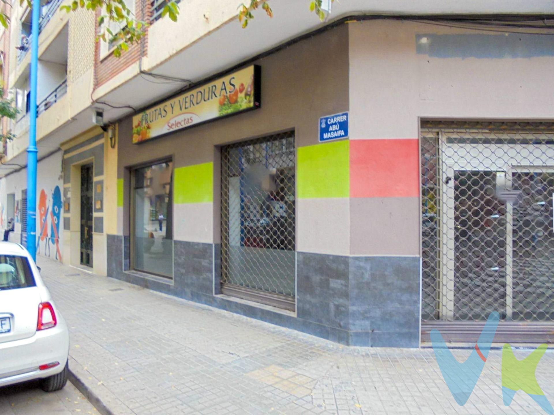 🏢 Local esquinero en la mejor zona de Xàtiva – Amplio, versátil y con gran visibilidad. Se ofrece en venta un espectacular local esquinero de casi 300 m², totalmente exterior y situado en una de las zonas más demandadas de Xàtiva. 🔹 Características principales:. - Superficie amplia: casi 300 m² útiles. - Esquinero y muy luminoso, con más de 5 grandes escaparates acristalados que garantizan máxima visibilidad. - Acceso directo al almacén, con posibilidad de solicitar vado. - Techos altos, que aportan amplitud y versatilidad en la distribución. 🔹 Usos posibles:. Ideal para proyectos de:. - Restauración. - Comercio o supermercado. - Clínica o centro sanitario. - O bien para cambio de uso a viviendas, aumentando su valor como inversión. 📍 Una oportunidad única de inversión en Xàtiva, con una ubicación estratégica y un local con múltiples posibilidades de explotación. 📞 Contacta para más información o concertar una visita. ----. La descripción del presente inmueble e imágenes tienen mero carácter informativo y en ningún caso carácter contractual, pudiendo ser modificados por la inmobiliaria comercializadora sin que ello implique responsabilidad alguna frente a terceros. En el precio de venta a público, esta propiedad NO incluye los gastos de adquisición (Notario, registro, gestión, honorarios, etc…).