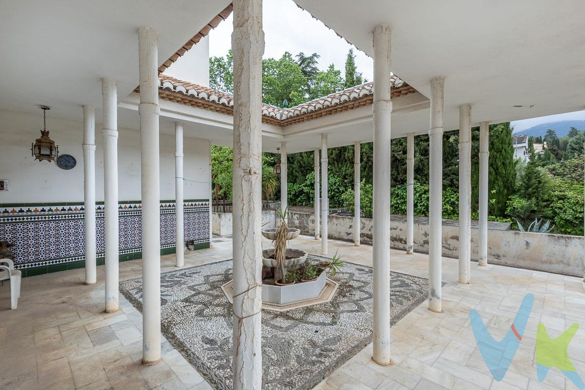 Chalet independiente con 2.000 m² de parcela y gran potencial en Colinas Bermejas. Hay propiedades que destacan por sus metros, otras por su ubicación y otras por las posibilidades que ofrecen, ésta reúne todo ello. Ponemos a la venta este chalet independiente de más de 600 m² construidos sobre una magnífica parcela de 2.000 m², situado en una de las zonas residenciales más tranquilas y demandadas del entorno de Granada, a solo 10 minutos de la capital. La vivienda sorprende por su amplitud, su excelente orientación y la luz natural presente en toda la casa. Su pieza principal es un impresionante salón de doble altura con chimenea, una estancia elegante y de grandes dimensiones, con salida directa a una espectacular terraza con vistas abiertas hacia Granada y el entorno natural. En planta principal encontramos además una gran cocina independiente, un amplio dormitorio y baño completo. La primera planta alberga cuatro dormitorios dobles, dos baños, uno en suite, y varias terrazas privadas con preciosas vistas despejadas. En la planta superior, una gran buhardilla multiusos con terraza propia aporta un espacio ideal como despacho, estudio, zona de ocio o dormitorio adicional. En el exterior, la parcela ofrece amplias zonas ajardinadas, privacidad y espacio más que suficiente para proyectar piscina y crear una zona exterior excepcional. La propiedad cuenta además con:. Garaje con capacidad para varios vehículos. Bodega. Calefacción por gasoil. Materiales de gran calidad, incluyendo mármol italiano. Muchísimo potencial para actualizar y convertirla en una vivienda espectacular. Una casa con carácter, grandes dimensiones y una ubicación fantástica, ideal para quien busca una propiedad especial con posibilidades de revalorización. Precio difícilmente inigualable para una propiedad de estas dimensiones, parcela, ubicación y potencial. !Haz de esta maravilla tu próximo hogar!. Ref. N376. * El PVP indicado no incluye impuestos ni gastos de Escritura. * Honorarios agencia no incluidos. * Las superficies expresadas en esta página tienen carácter descriptivo y son aproximadas. * Los precios pueden ser susceptibles de modificación sin previo aviso. * Esta vivienda se vende sin muebles.