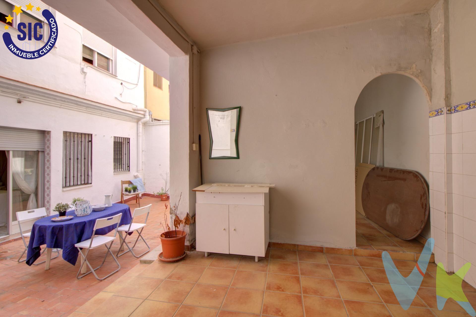 Si sueñas en planta baja a pie de calle con zona exterior, esta propiedad es un lienzo a retocar. Situado en la zona alta de la Vall de Uxo, se ubica en una amplia avenida llena de luz y de comercios sin escalones ni barreras, fusiona comodidad y estilo en cada rincón. Al cruzar el umbral, dos dormitorios inu Al cruzar el umbral, dos dormitorios inundados de luz natural dan la bienvenida, mientras un pasillo conduce a una segunda zona de descanso compuesta por una  habitación doble y una habitación individual, perfectas para adaptarse a tu proyecto de familia o teletrabajo. El salón-comedor,  enlaza con la cocina de generosas proporciones y con una despensa. El baño, cuidadosamente ventilado, aporta frescura y luminosidad. Pero donde realmente late esta vivienda es en su patio trasero: un enclave íntimo equipado con paellero cubierto y separado —perfecto para veladas bajo las estrellas— y un cuarto versátil que puedes convertir en trastero, estudio creativo o sala de juegos. Desde aquí, unas escaleras te elevan hasta la terraza, tu propio mirador privado donde diseñar tu oasis urbano. Un hogar práctico, lleno de posibilidades, en una ubicación inmejorable. ¡Ven a descubrirlo!. Si lo necesitas, te ayudamos con la financiación. Los impuestos, gastos de notaría, registro y honorarios de agencia no están incluidos en el precio de venta. Para mayor seguridad en la compraventa, todas nuestras viviendas poseen FICHA DE CERTIFICACIÓN DE INMUEBLES registrada por la Asociación de Inmobiliarias de la Comunidad Valenciana ASICVAL. Antes de comprar o de entregar las arras, pida el Certificado de la vivienda para estar seguro y tranquilo sobre la situación legal, urbanística y de cargas de la misma. INMOBILIARIA QUASABLANQUA está inscrita en el Registro de Agentes de Intermediación Inmobiliaria de la Comunidad Valenciana RAICV. Adéntrate en la magia de la Vall d'Uixo, un tesoro natural en Castellón, donde la impresionante Cueva de San José te sorprenderá con sus formaciones rocosas únicas. Explora la majestuosidad de la Sierra de Espadán y relájate junto al sereno río Belcaire. Además, disfruta de su vibrante vida cultural, con eventos que cele-bran la música, el teatro y las tradiciones locales. Con una variada oferta gastro-nómica y actividades al aire libre como senderismo y deportes acuáticos, la Vall d'Uixo es un destino perfecto para vivir experiencias auténticas en un entorno natural único.