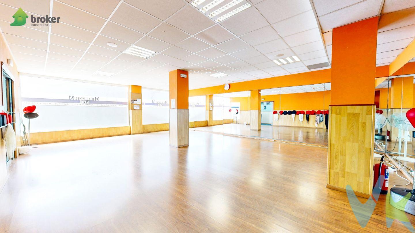 GRAN LOCAL DE 350 METROS ÚTILES EN ALGORTA
¡¡¡ EXCLUSIVA !!! INMOBILIARIA BROKER pone a tu disposición este gran local, con muchísimas posibilidades, en una buena zona de Algorta.
El local de casi 380 metros (según catastro) actualmente consta de:

Dos espacios diáfanos de 116 y 73 metros respectivamente
Dos amplios vestuarios con duchas
Jacuzzi, baño turco y sala de masajes
Dos baños
Zona de recepción, taquillas y solarium vertical

Las paredes interiores son de pladur, lo que te permitirá redistribuirlo según tus necesidades para cualquier tipo de negocio, o incluso para convertirlo en viviendas o trasteros.
El local tiene los techos insonorizados, cuenta con dos entradas a nivel de calle y un amplio escaparate.
Para tu comodidad, TENEMOS LLAVES. No dudes en llamarnos o enviarnos un email para concertar una visita. Si lo prefieres, puedes pasarte por nuestra oficina de Gernikako Arbola 38 de Barakaldo.
Usamos tecnología 3D, para que puedas ver el local con total realidad. Así, en la visita todo será más fácil a la hora de tomar decisiones.
Gastos de gestión del 2900 € (+IVA) a cargo del comprador, no incluidos en el precio.
Colegiado API 584. Trabaja con verdaderos profesionales.
 
 