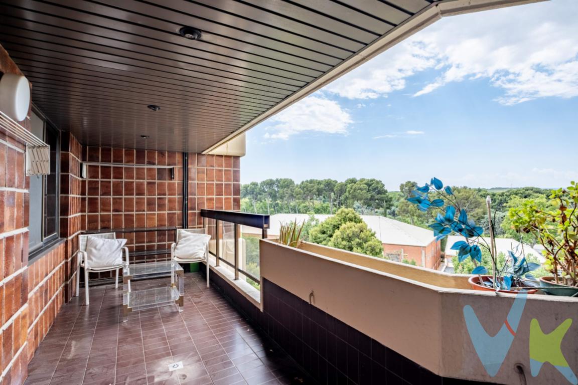 ¿Te imaginas despertar cada día con las mejores vistas de Zaragoza?. Hay ubicaciones que no necesitan presentación, y Manuel Lasala es una de ellas. Te presentamos una exclusiva vivienda en venta que destaca, por encima de todo, por su luz y sus espectaculares vistas panorámicas al Parque Grande José Antonio Labordeta. Un auténtico pulmón verde a tus pies. - Espacio, luz y un lienzo en blanco para diseñar tu hogar ideal. Este piso es perfecto para quienes buscan amplitud y la oportunidad de crear un espacio a su medida. La vivienda está para actualizar, lo que te permitirá diseñar la distribución que siempre has deseado aprovechando su excelente estructura:. - Salón señorial: Con acceso directo a una maravillosa terraza acristalada, el rincón perfecto para relajarte mientras contemplas la inmensidad del parque en cualquier época del año. - Cocina independiente y muy amplia: Cuenta con entrada de servicio independiente y acceso a una segunda terraza, que comparte las mismas y despejadas vistas al parque. - Zona de descanso: Dispone de 4 amplios dormitorios, ideales para familias o para reservar un espacio como despacho teletrabajo. - Baños: 2 baños completos y 1 práctico aseo. Detalles de calidad: Conserva el encanto clásico del suelo de parquet de espiga, un material noble que aporta calidez y elegancia. - Comodidad absoluta: El precio incluye plaza de garaje en la misma finca, un valor indiscutible y muy cotizado en esta zona de la ciudad. - Ubicación premium en Zaragoza. Vivir en la calle Manuel Lasala significa disfrutar de la tranquilidad de la naturaleza sin renunciar a los servicios del centro: colegios, universidad, hospitales, tranvía, comercio y restauración a un paso de tu puerta. Si buscas un piso con personalidad, espacio y una panorámica inigualable en Zaragoza, esta es la oportunidad que estabas esperando. Agenda tu visita hoy mismo y ven a descubrir todo su potencial. *** Gastos e impuestos no incluidos. A título orientativo, en segundas transmisiones, el comprador abonará: Impuesto sobre Transmisiones Patrimoniales (ITP), tipo general en Aragón al 8% (*). Base de cálculo: mayor valor entre precio de compraventa o valor de referencia catastral. Gastos de Notaría y Registro: Aranceles variables según precio, número de copias y complejidad; cálculo según tarifas normativas. Si se precisa hipoteca: Tasación, condiciones y costes bancarios según entidad elegida por el comprador; así como gastos de gestoría y cualesquiera otros inherentes a la compraventa. No se incluyen otros gastos o tributos que puedan por Ley corresponder al comprador. Operación sujeta a doble mediación. Existen honorarios a cargo del comprador, salvo pacto en contrario, no incluidos en PVP. El consumidor conforme a la normativa vigente podrá solicitar información y documentación adicional relativa al inmueble, sus características, condiciones de la operación y del servicio de mediación en la oficina y/o a través de nuestro teléfono de contacto o mail. La agencia actúa exclusivamente como intermediaria en la compraventa, cuyas condiciones, en todo caso, estarán sujetas a la aceptación expresa del vendedor del inmueble y posterior formalización del contrato. La información suministrada se corresponde con la disponible a la fecha de publicación, pud